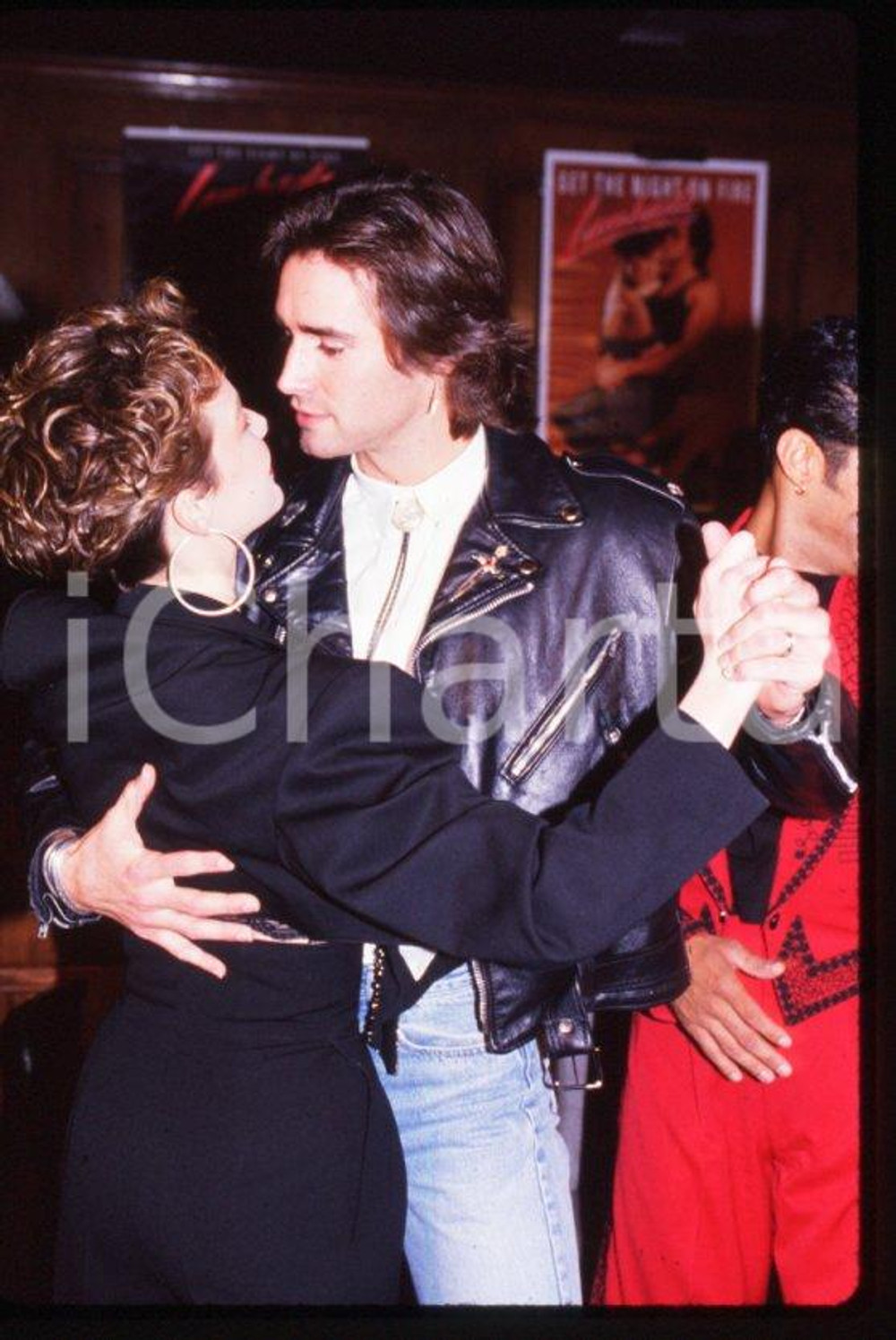 1990 LAMBADA actors Melora HARDIN & Eddie PECK 35mm vintage slide Diapositiva originale a colori, in formato 35 mm.Per i diritti rivolgersi a ICharta.ICharta mette in vendita, sul negozio eBay e in esclusiva sul sito "icharta" il proprio archivio composto da numerose diapositive e negativi fotografici d'epoca, tutti originali e autentici.Si tratta di uno sguardo inedito sull'attualità, la politica, la vita quotidiana, il gossip e la cultura, che fotografa il cambiamento della nazione (e non solo) tra il 1890 ed il 1990 circa. Un'occasione unica per il mercato del collezionismo, che vede finalmente disponibile un archivio eccezionale per vastità, tematiche e condizioni, in un settore (il negativo fotografico e la diapositiva) di assoluta novità e dalle interessanti prospettive di investimento. CONDIZIONI:FAIR/discretoFORMATO: 35mm originale e autentica 1