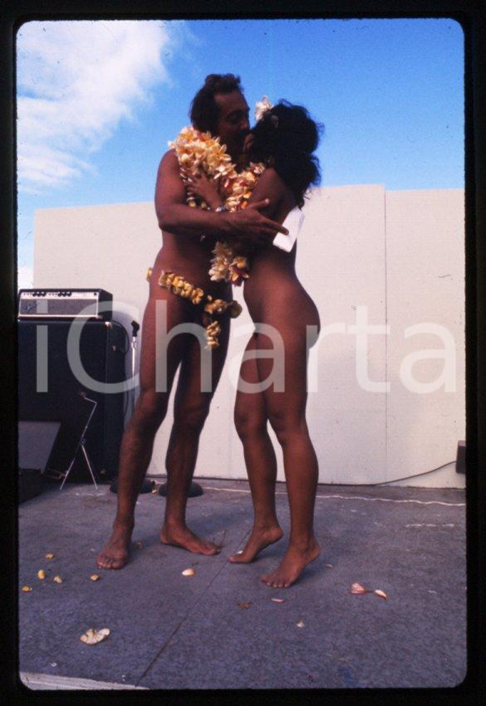 1975 INDIANA (USA) Mr and Mrs nude fest EROTICA 35mm vintage slide 1 Diapositiva originale a colori, in formato 35 mm.Per i diritti rivolgersi a ICharta.ICharta mette in vendita, sul negozio eBay e in esclusiva sul sito "icharta" il proprio archivio composto da numerose diapositive e negativi fotografici d'epoca, tutti originali e autentici.Si tratta di uno sguardo inedito sull'attualità, la politica, la vita quotidiana, il gossip e la cultura, che fotografa il cambiamento della nazione (e non solo) tra il 1890 ed il 1990 circa. Un'occasione unica per il mercato del collezionismo, che vede finalmente disponibile un archivio eccezionale per vastità, tematiche e condizioni, in un settore (il negativo fotografico e la diapositiva) di assoluta novità e dalle interessanti prospettive di investimento. CONDIZIONI:FAIR/discretoFORMATO: 35mm originale e autentica 1