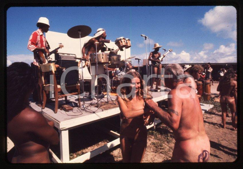 1975 INDIANA (USA) Mr and Mrs nude fest EROTICA 35mm vintage slide 2 Diapositiva originale a colori, in formato 35 mm.Per i diritti rivolgersi a ICharta.ICharta mette in vendita, sul negozio eBay e in esclusiva sul sito "icharta" il proprio archivio composto da numerose diapositive e negativi fotografici d'epoca, tutti originali e autentici.Si tratta di uno sguardo inedito sull'attualità, la politica, la vita quotidiana, il gossip e la cultura, che fotografa il cambiamento della nazione (e non solo) tra il 1890 ed il 1990 circa. Un'occasione unica per il mercato del collezionismo, che vede finalmente disponibile un archivio eccezionale per vastità, tematiche e condizioni, in un settore (il negativo fotografico e la diapositiva) di assoluta novità e dalle interessanti prospettive di investimento. CONDIZIONI:FAIR/discretoFORMATO: 35mm originale e autentica 1