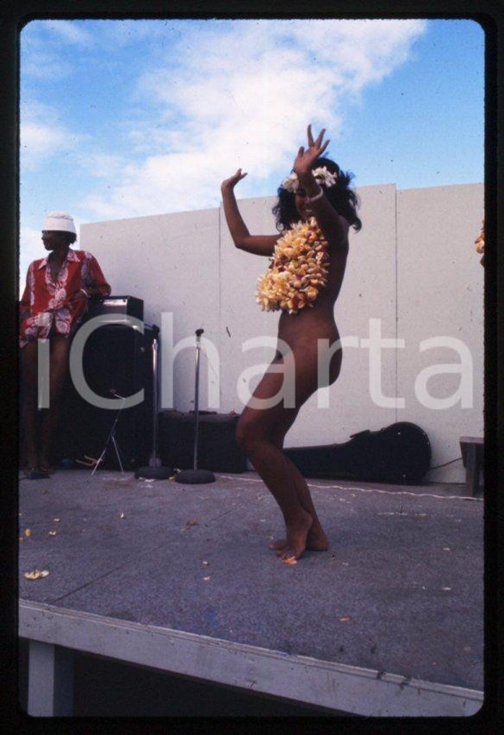 1975 INDIANA (USA) Mr and Mrs nude fest EROTICA 35mm vintage slide 6 Diapositiva originale a colori, in formato 35 mm.Per i diritti rivolgersi a ICharta.ICharta mette in vendita, sul negozio eBay e in esclusiva sul sito "icharta" il proprio archivio composto da numerose diapositive e negativi fotografici d'epoca, tutti originali e autentici.Si tratta di uno sguardo inedito sull'attualità, la politica, la vita quotidiana, il gossip e la cultura, che fotografa il cambiamento della nazione (e non solo) tra il 1890 ed il 1990 circa. Un'occasione unica per il mercato del collezionismo, che vede finalmente disponibile un archivio eccezionale per vastità, tematiche e condizioni, in un settore (il negativo fotografico e la diapositiva) di assoluta novità e dalle interessanti prospettive di investimento. CONDIZIONI:FAIR/discretoFORMATO: 35mm originale e autentica 1