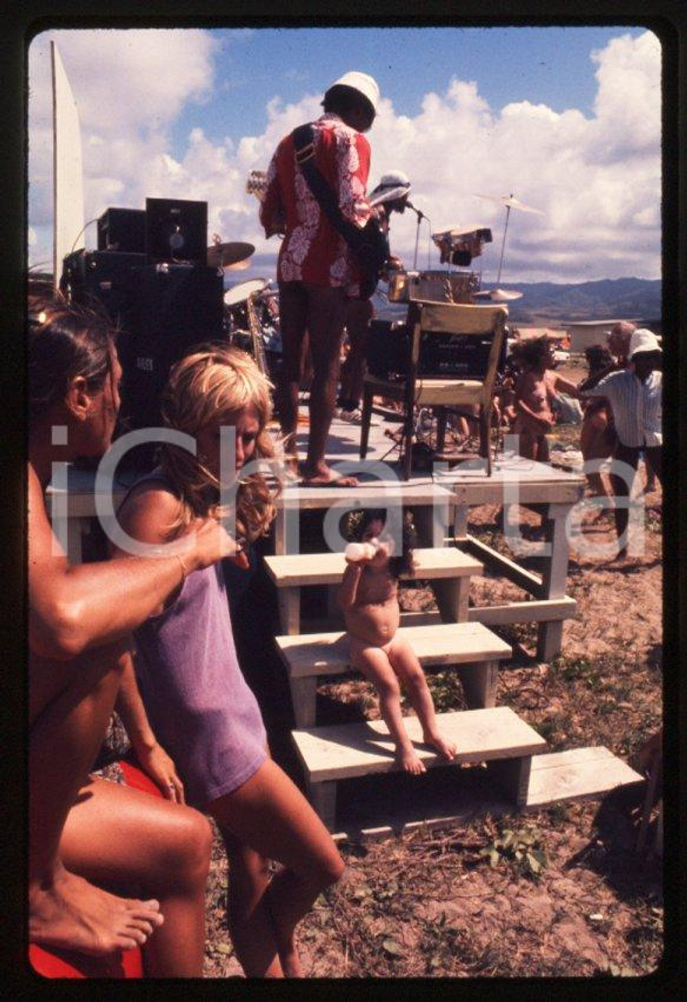 1975 INDIANA (USA) Mr and Mrs nude fest EROTICA 35mm vintage slide 5 Diapositiva originale a colori, in formato 35 mm.Per i diritti rivolgersi a ICharta.ICharta mette in vendita, sul negozio eBay e in esclusiva sul sito "icharta" il proprio archivio composto da numerose diapositive e negativi fotografici d'epoca, tutti originali e autentici.Si tratta di uno sguardo inedito sull'attualità, la politica, la vita quotidiana, il gossip e la cultura, che fotografa il cambiamento della nazione (e non solo) tra il 1890 ed il 1990 circa. Un'occasione unica per il mercato del collezionismo, che vede finalmente disponibile un archivio eccezionale per vastità, tematiche e condizioni, in un settore (il negativo fotografico e la diapositiva) di assoluta novità e dalle interessanti prospettive di investimento. CONDIZIONI:FAIR/discretoFORMATO: 35mm originale e autentica 1