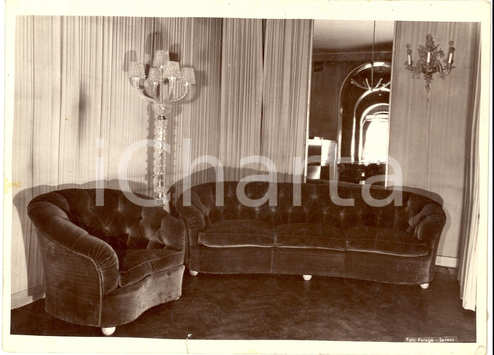 Fotografia d epoca originale 1950 SEVESO Mobili Fratelli BARNI Salotto con divani velluto Foto MODERNARIATO 1