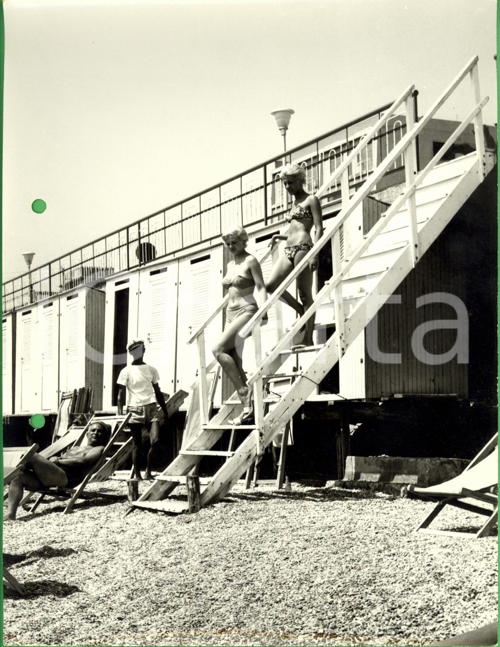 Fotografia d epoca originale 1960 ca LIGURIA Modelle in bikini scendono sulla spiaggia Foto MODA VINTAGE 1