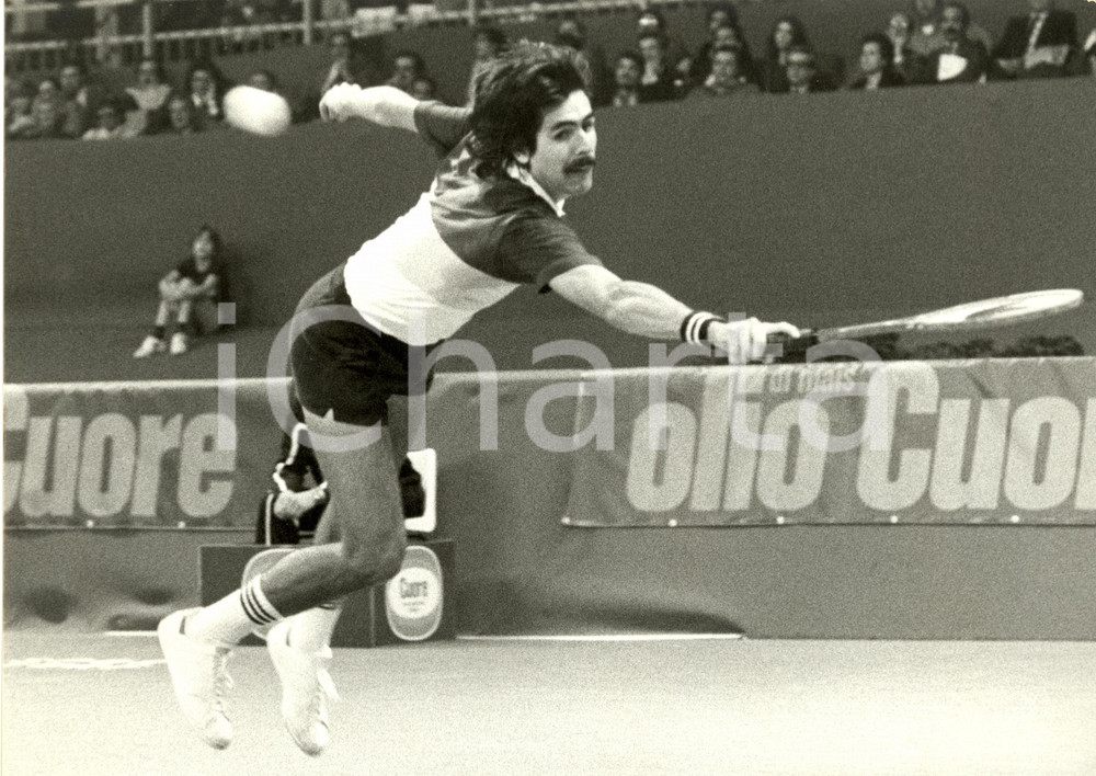 Fotografia d epoca originale 1982 MILANO Cuore Tennis Cup Raul RAMIREZ durante un incontro Fotografia 1