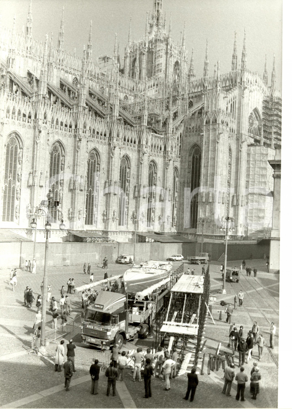 Fotografia d epoca originale 1985 MILANO Trasporto AZZURRA Piazza DUOMO Palazzo REALE Sailing regatta Foto 1