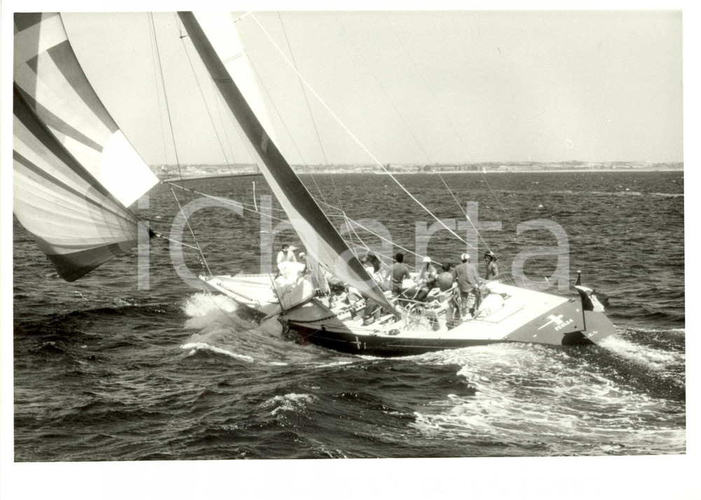 Fotografia d epoca originale 1986 VELA Imbarcazione ITALIA in navigazione Yacht Club Italiano REGATTA 30 x 24 1