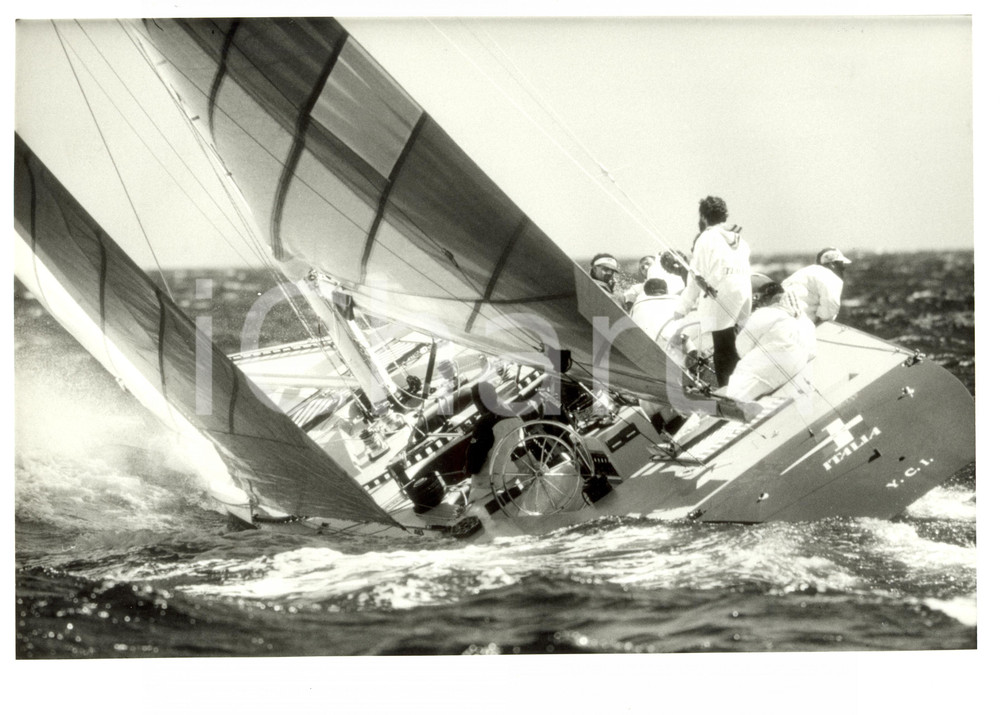 Fotografia d epoca originale 1986 VELA Imbarcazione ITALIA in navigazione Virata YACHT CLUB ITALIANO 30 x 24 1