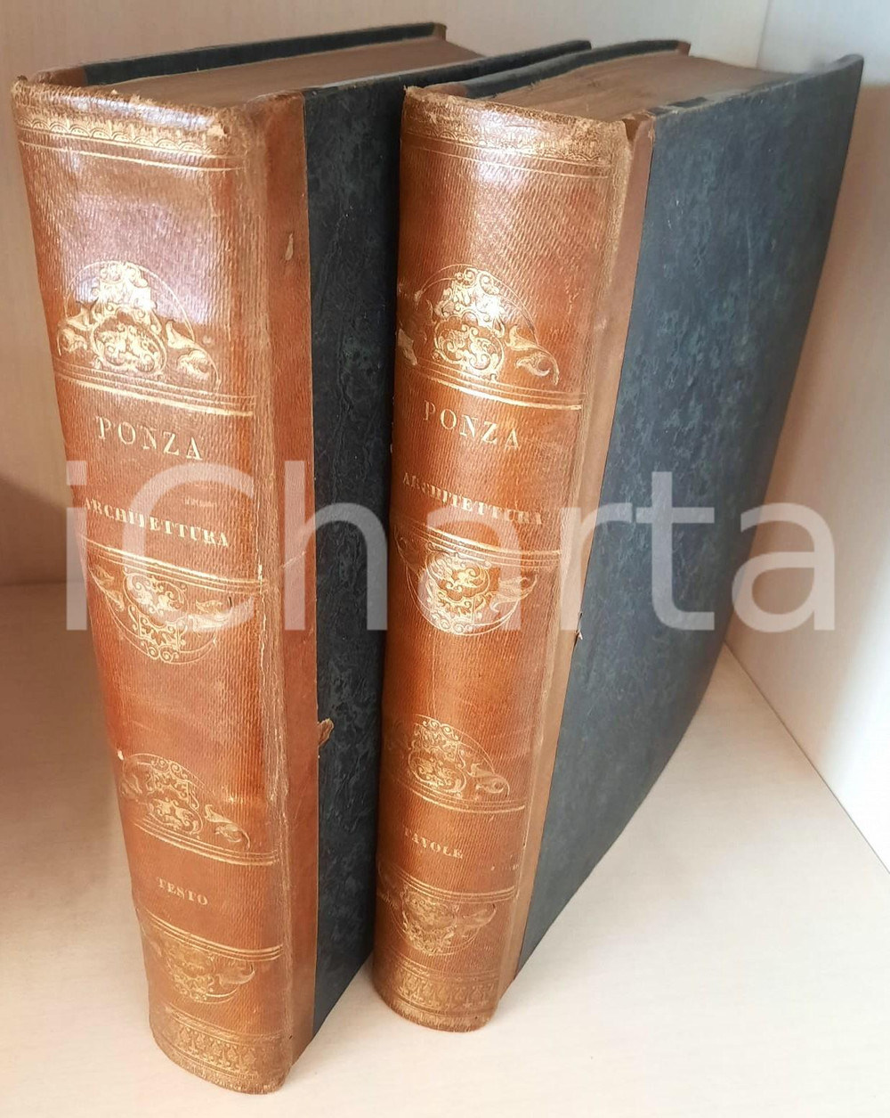 1836 PONZA DI SAN MARTINO Istituzioni di architettura civile *2 voll. RARO Legatura editoriale in mezza pelle, con fregi e titoli dorati ai piatti e al dorso.Opera in 2 volumi. Incisione all'antiporta del vol. I protetta da velina.Incollato all'interno un diploma che indica come l'oper fu donata in premio a un alunno del Ginnasio Convitto dei Padri Barnabiti di Monza.EDITORE: Milano - Gaetano SchiepattiPAGINE: 290 + 228 CONDIZIONI:GOOD/buono qualche segno d'uso ai piattiFORMATO: 14x22 cm originale e autentica 1