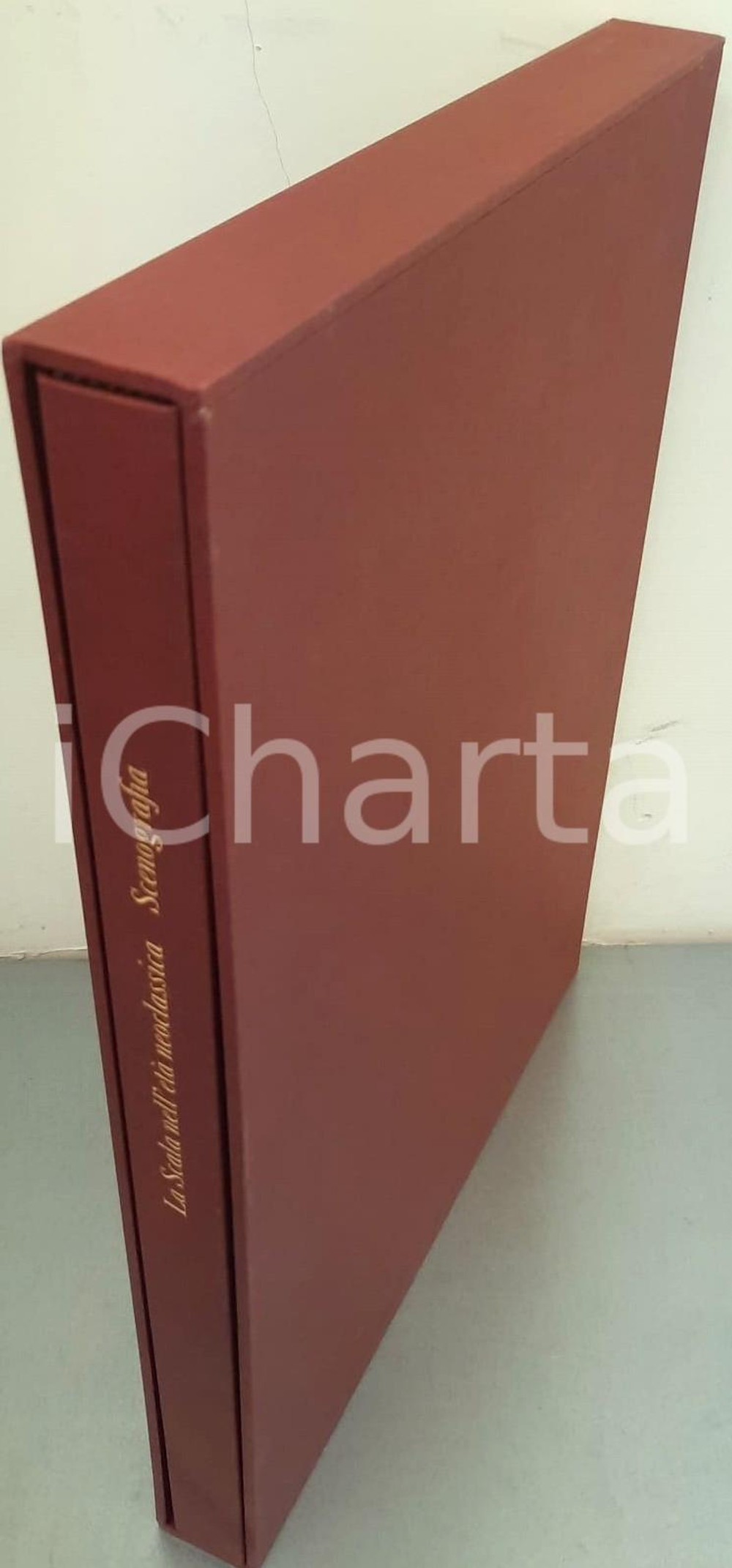 1983 VIALE FERRERO La scenografia della Scala nell'età neoclassica *IL POLIFILO Legatura cartonata rigida con cofanetto. Con tavole b/n e a colori.EDITORE: Milano - Il PolifiloPAGINE: 167 CONDIZIONI:FAIR/discreto fioriture al taglioFORMATO: 27x36 cm originale e autentica 1