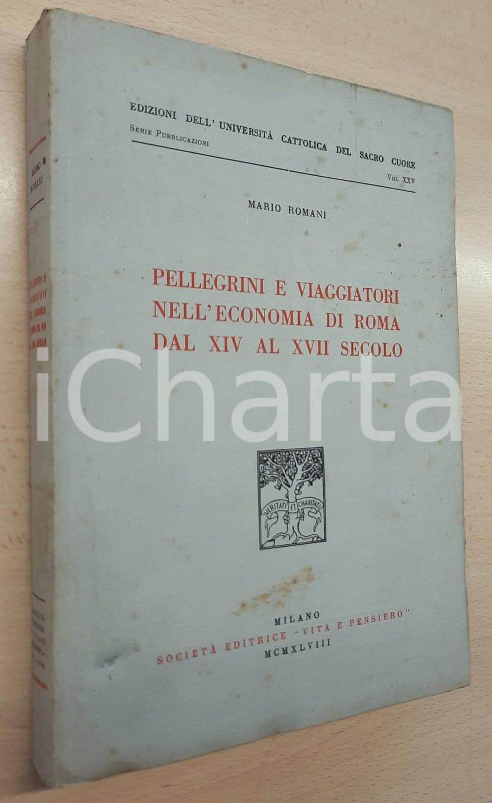 1948 Mario ROMANI Pellegrini e viaggiatori nell'economia di Roma Brossura in cartoncino grigio con titoli in nero e rosso. Titolo completo: "Pellegrini e viaggiatori nell'economia di Roma dal XIV al XVII secolo ".Intonso.EDITORE: Società Editrice Vita e Pensiero - MilanoPAGINE: 351 CONDIZIONI:FAIR/discreto fioriture marginali e in copertinaFORMATO: 18x25 cm originale e autentica 1
