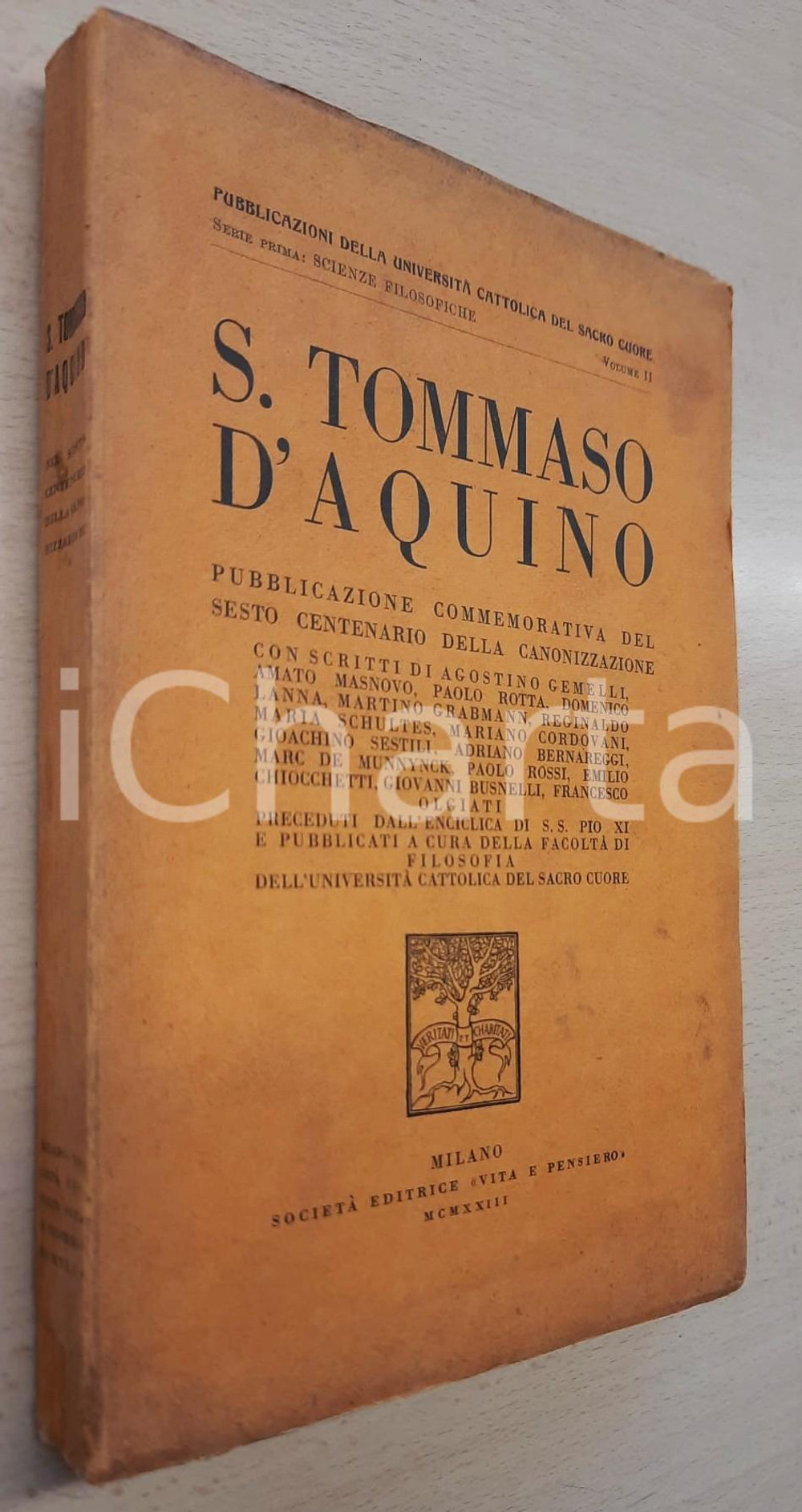 1923 S. Tommaso d'Aquino. Pubblicazione sesto centenario della canonizzazione Brossura editoriale; illustrazione in bianco e nero all'antiporta. Contiene scritti di Agostino Gemelli, Amato Masnovo, Paolo Rotta, Domenico Lanna, Martino Grabmann, Reginaldo Maria Schultes, Mariano Cordovani, Gioachino Sestili, Adriano Bernareggi, Marc De Munnynck, Paolo Rossi, Emilio Chiocchetti, Giovanni Busnelli, Francesco Olgiati preceduti dall'Enciclica di S.S. Pio XI e pubblicati a cura della Facolta' di Filosofia dell'Universita' Cattolica del Sacro Cuore.Intonso.EDITORE: Società Editrice Vita e Pensiero - MilanoPAGINE: 317 CONDIZIONI:POOR/danneggiato buone condizioni complessive interne; fioriture marginali e in copertina; piegature al dorso, con piccola mancanzaFORMATO: 18x25 cm originale e autentica 1