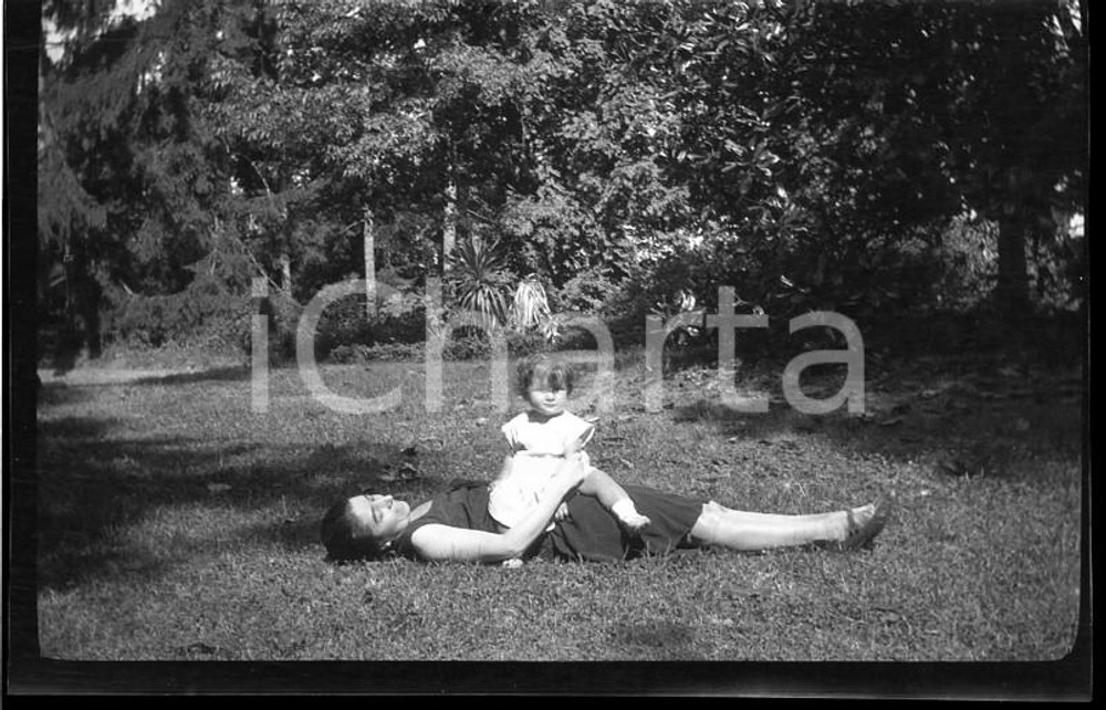 6X4cm NEGATIVO ORIGINALE* 1930 PIEMONTE VALFENERA Mamma con bimba in campagna Negativo originale in bianco e nero (su pellicola), in formato cm 6 x 4 E' severamente vietata la riproduzione. Tutti i diritti sono riservati.ICharta mette in vendita, sul negozio eBay e in esclusiva sul sito "icharta" il proprio archivio composto da numerose diapositive e negativi fotografici d'epoca, tutti originali e autentici, che attraversano la storia del costume italiano tra gli la fine degli anni Sessanta e Novanta.Si tratta di uno sguardo inedito sull'attualità, la politica, la vita quotidiana, il gossip e la cultura, che fotografa il cambiamento della nazione in quest'ultimo scorcio del XX secolo. Un'occasione unica per il mercato del collezionismo, che vede finalmente disponibile un archivio eccezionale per vastità, tematiche e condizioni, in un settore (il negativo fotografico e la diapositiva) di assoluta novità e dalle interessanti prospettive di investimento.  originale e autentica 1