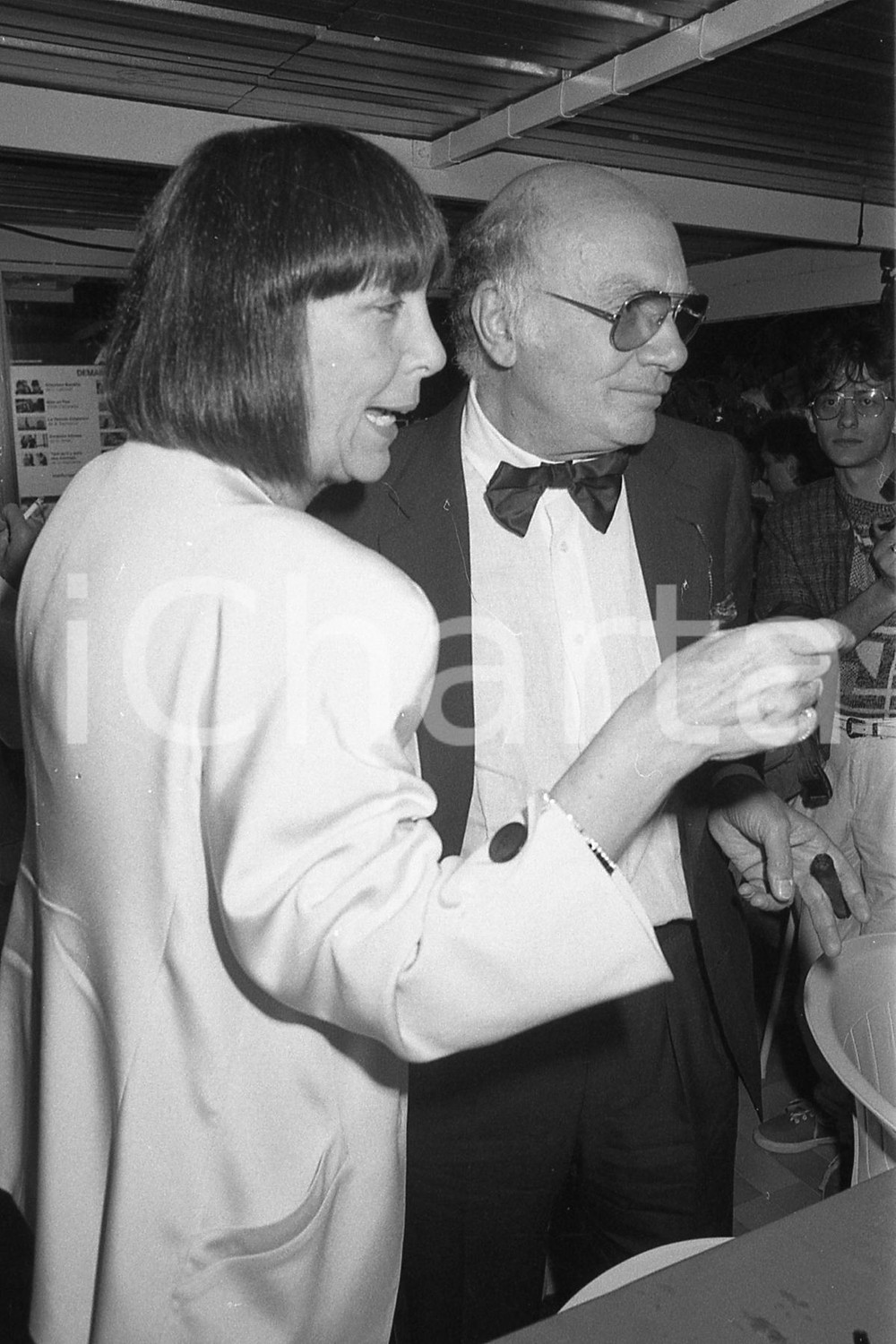 35mm NEGATIVO ORIGINALE * 1987 CANNES Francesco ROSI con KRIZIA al party Fotografia realizzata alla presentazione del film in concorso Cronaca di una morte annunciata.Negativo originale in bianco e nero, in formato 35mm  E' SEVERAMENTE VIETATA LA RIPRODUZIONE.TUTTI I DIRITTI SONO RISERVATI.ICharta mette in vendita, sul negozio eBay e in esclusiva sul sito "icharta" il proprio archivio composto da numerose diapositive e negativi fotografici d'epoca, tutti originali e autentici, che attraversano la storia del costume italiano tra gli la fine degli anni Sessanta e Novanta.Si tratta di uno sguardo inedito sull'attualità, la politica, la vita quotidiana, il gossip e la cultura, che fotografa il cambiamento della nazione in quest'ultimo scorcio del XX secolo. Un'occasione unica per il mercato del collezionismo, che vede finalmente disponibile un archivio eccezionale per vastità, tematiche e condizioni, in un settore (il negativo fotografico e la diapositiva) di assoluta novità e dalle interessanti prospettive di investimento. CONDIZIONI:FAIR/discretoFORMATO: 35mm originale e autentica 1