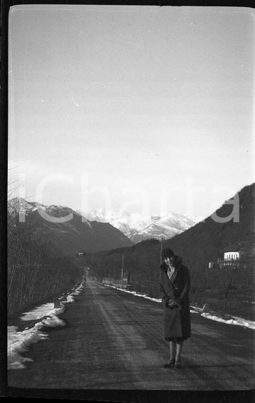 1930 AVIGLIANA Paesaggio della Val di Susa (1) *6X4cm NEGATIVO ORIGINALE Negativo originale in bianco e nero (su pellicola), in formato cm 6 x 4E' severamente vietata la riproduzione. Tutti i diritti sono riservati. ICharta mette in vendita, sul negozio eBay e in esclusiva sul sito "icharta" il proprio archivio composto da numerose diapositive e negativi fotografici d'epoca, tutti originali e autentici, che attraversano la storia del costume italiano tra gli la fine degli anni Sessanta e Novanta.Si tratta di uno sguardo inedito sull'attualità, la politica, la vita quotidiana, il gossip e la cultura, che fotografa il cambiamento della nazione in quest'ultimo scorcio del XX secolo. Un'occasione unica per il mercato del collezionismo, che vede finalmente disponibile un archivio eccezionale per vastità, tematiche e condizioni, in un settore (il negativo fotografico e la diapositiva) di assoluta novità e dalle interessanti prospettive di investimento. CONDIZIONI:FAIR/discretoFORMATO: cm 6 x 4 originale e autentica 1