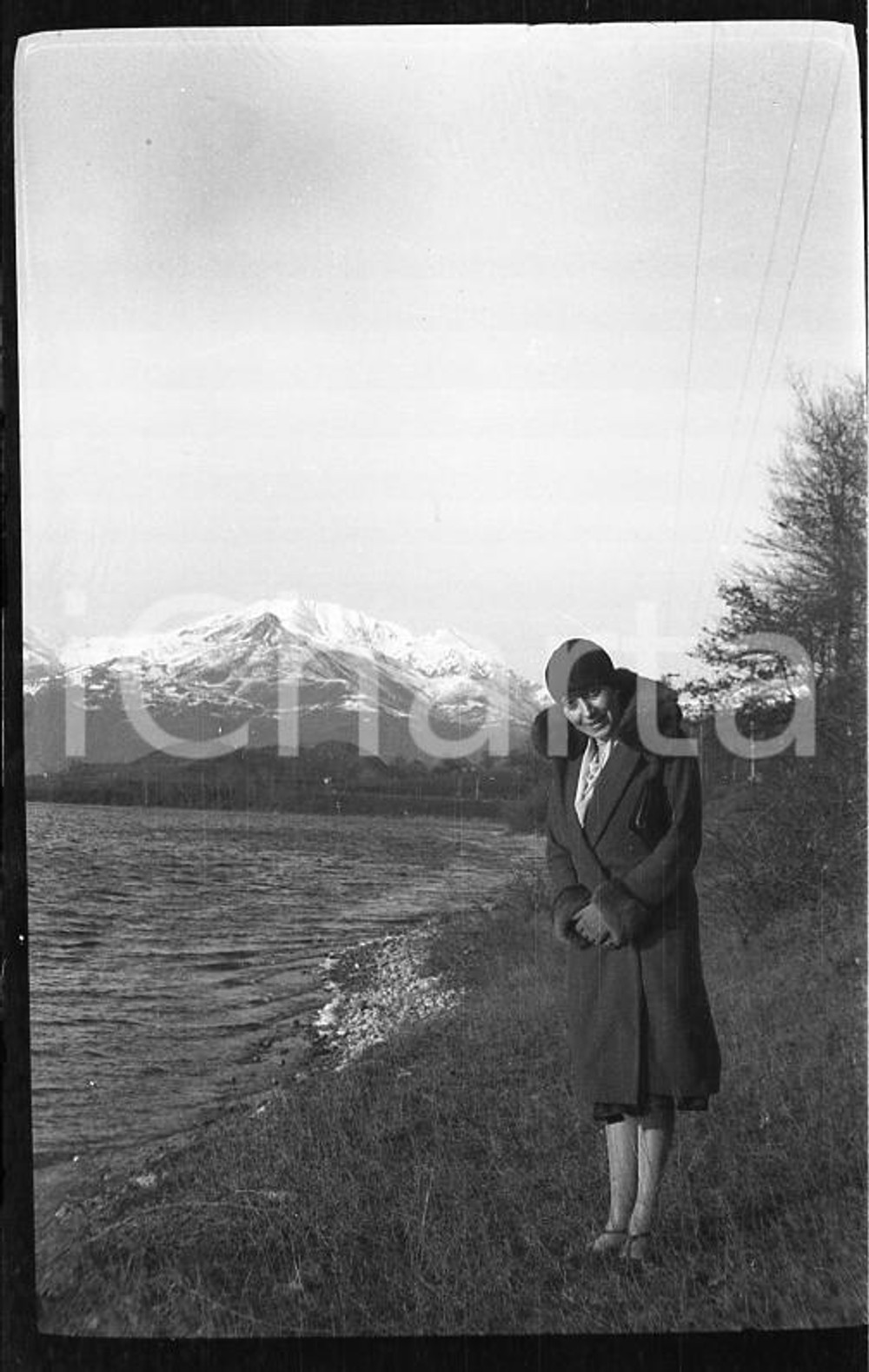 1930 AVIGLIANA Paesaggio della Val di Susa (3) *6X4cm NEGATIVO ORIGINALE Negativo originale in bianco e nero (su pellicola), in formato cm 6 x 4E' severamente vietata la riproduzione. Tutti i diritti sono riservati. ICharta mette in vendita, sul negozio eBay e in esclusiva sul sito "icharta" il proprio archivio composto da numerose diapositive e negativi fotografici d'epoca, tutti originali e autentici, che attraversano la storia del costume italiano tra gli la fine degli anni Sessanta e Novanta.Si tratta di uno sguardo inedito sull'attualità, la politica, la vita quotidiana, il gossip e la cultura, che fotografa il cambiamento della nazione in quest'ultimo scorcio del XX secolo. Un'occasione unica per il mercato del collezionismo, che vede finalmente disponibile un archivio eccezionale per vastità, tematiche e condizioni, in un settore (il negativo fotografico e la diapositiva) di assoluta novità e dalle interessanti prospettive di investimento. CONDIZIONI:FAIR/discretoFORMATO: cm 6 x 4 originale e autentica 1