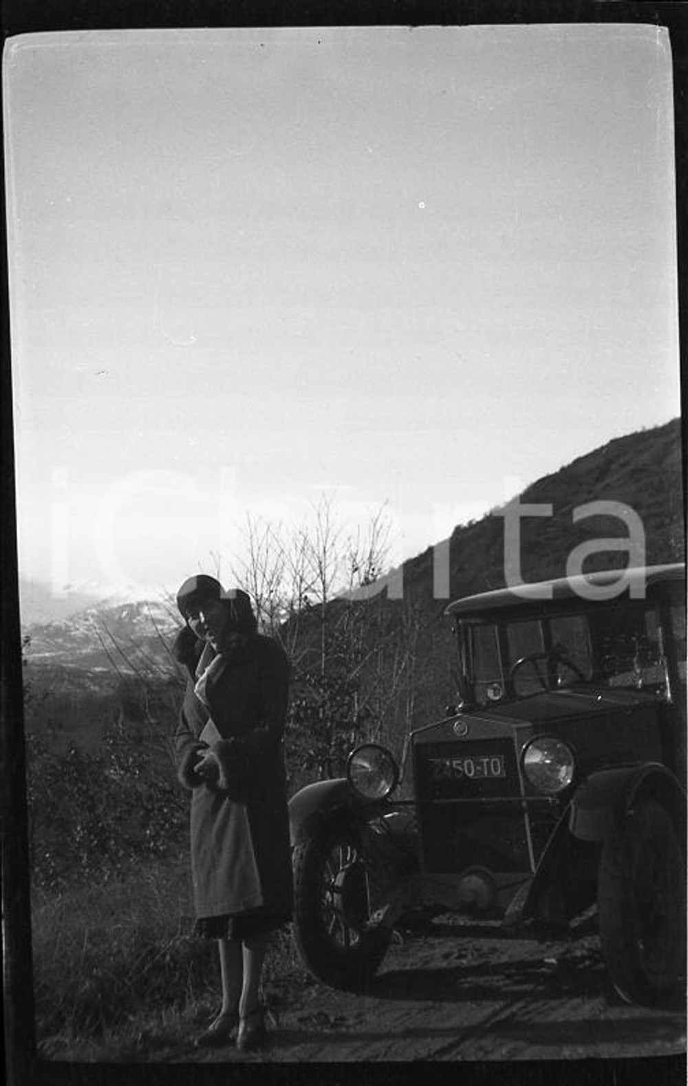 1930 AVIGLIANA Fiat 509 A nel paesaggio di Val di Susa *6X4cm NEGATIVO ORIGINALE Negativo originale in bianco e nero (su pellicola), in formato cm 6 x 4E' severamente vietata la riproduzione. Tutti i diritti sono riservati. ICharta mette in vendita, sul negozio eBay e in esclusiva sul sito "icharta" il proprio archivio composto da numerose diapositive e negativi fotografici d'epoca, tutti originali e autentici, che attraversano la storia del costume italiano tra gli la fine degli anni Sessanta e Novanta.Si tratta di uno sguardo inedito sull'attualità, la politica, la vita quotidiana, il gossip e la cultura, che fotografa il cambiamento della nazione in quest'ultimo scorcio del XX secolo. Un'occasione unica per il mercato del collezionismo, che vede finalmente disponibile un archivio eccezionale per vastità, tematiche e condizioni, in un settore (il negativo fotografico e la diapositiva) di assoluta novità e dalle interessanti prospettive di investimento. CONDIZIONI:FAIR/discretoFORMATO: cm 6 x 4 originale e autentica 1