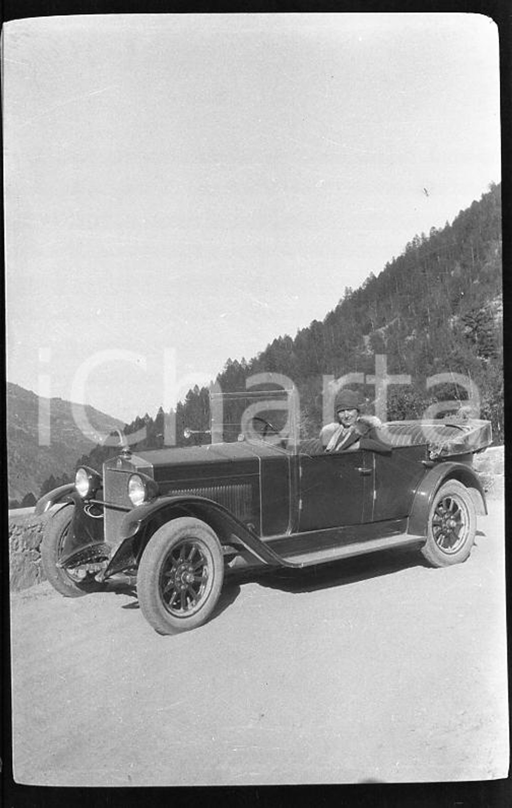 1929 PRALI (TORINO) Fiat 509 A nel paesaggio  *NEGATIVO ORIGINALE cm 6x4 Negativo originale in bianco e nero (su pellicola), in formato cm 6 x 4E' severamente vietata la riproduzione. Tutti i diritti sono riservati. ICharta mette in vendita, sul negozio eBay e in esclusiva sul sito "icharta" il proprio archivio composto da numerose diapositive e negativi fotografici d'epoca, tutti originali e autentici, che attraversano la storia del costume italiano tra gli la fine degli anni Sessanta e Novanta.Si tratta di uno sguardo inedito sull'attualità, la politica, la vita quotidiana, il gossip e la cultura, che fotografa il cambiamento della nazione in quest'ultimo scorcio del XX secolo. Un'occasione unica per il mercato del collezionismo, che vede finalmente disponibile un archivio eccezionale per vastità, tematiche e condizioni, in un settore (il negativo fotografico e la diapositiva) di assoluta novità e dalle interessanti prospettive di investimento. CONDIZIONI:FAIR/discretoFORMATO: cm 6 x 4 originale e autentica 1