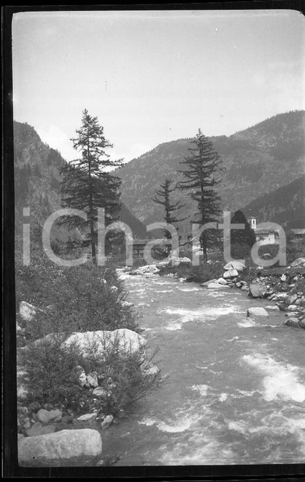 1929 PRALI GERMANASCA (TORINO) Scorcio panoramico *NEGATIVO ORIGINALE cm 6x4 Negativo originale in bianco e nero (su pellicola), in formato cm 6 x 4E' severamente vietata la riproduzione. Tutti i diritti sono riservati. ICharta mette in vendita, sul negozio eBay e in esclusiva sul sito "icharta" il proprio archivio composto da numerose diapositive e negativi fotografici d'epoca, tutti originali e autentici, che attraversano la storia del costume italiano tra gli la fine degli anni Sessanta e Novanta.Si tratta di uno sguardo inedito sull'attualità, la politica, la vita quotidiana, il gossip e la cultura, che fotografa il cambiamento della nazione in quest'ultimo scorcio del XX secolo. Un'occasione unica per il mercato del collezionismo, che vede finalmente disponibile un archivio eccezionale per vastità, tematiche e condizioni, in un settore (il negativo fotografico e la diapositiva) di assoluta novità e dalle interessanti prospettive di investimento. CONDIZIONI:FAIR/discretoFORMATO: cm 6 x 4 originale e autentica 1