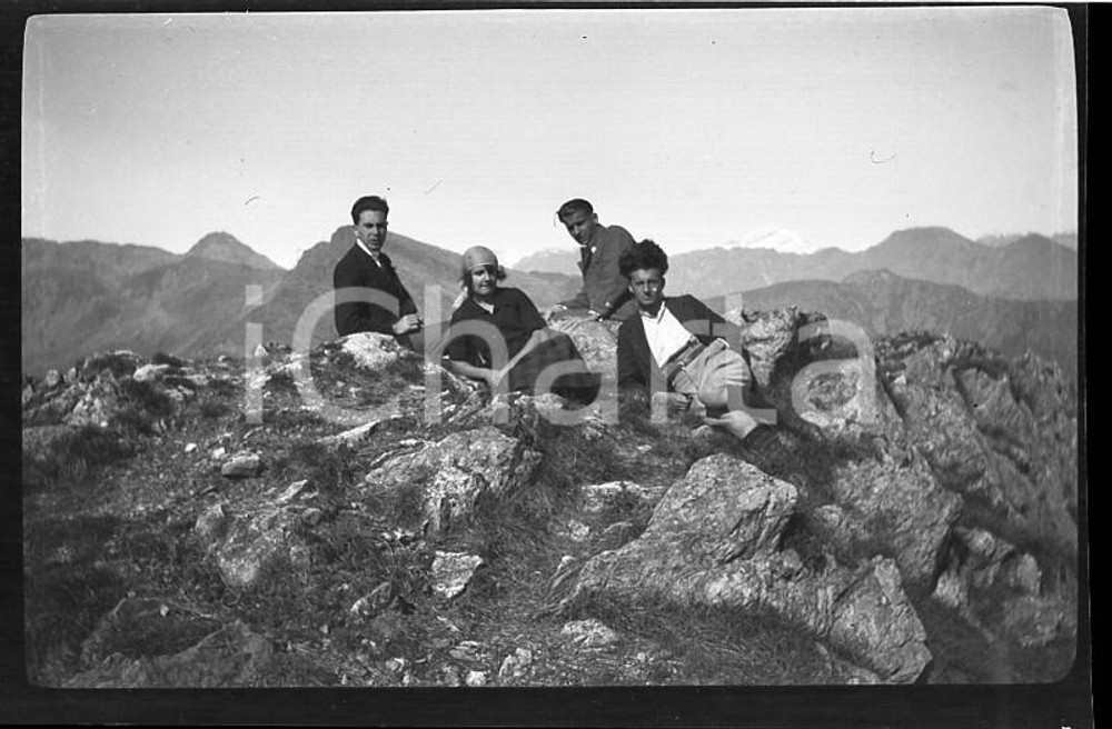 1922 PIEMONTE Valli di Lanzo, escursionisti *NEGATIVO ORIGINALE cm 6x4 Negativo originale in bianco e nero (su pellicola), in formato cm 6 x 4E' severamente vietata la riproduzione. Tutti i diritti sono riservati. ICharta mette in vendita, sul negozio eBay e in esclusiva sul sito "icharta" il proprio archivio composto da numerose diapositive e negativi fotografici d'epoca, tutti originali e autentici, che attraversano la storia del costume italiano tra gli la fine degli anni Sessanta e Novanta.Si tratta di uno sguardo inedito sull'attualità, la politica, la vita quotidiana, il gossip e la cultura, che fotografa il cambiamento della nazione in quest'ultimo scorcio del XX secolo. Un'occasione unica per il mercato del collezionismo, che vede finalmente disponibile un archivio eccezionale per vastità, tematiche e condizioni, in un settore (il negativo fotografico e la diapositiva) di assoluta novità e dalle interessanti prospettive di investimento. CONDIZIONI:FAIR/discretoFORMATO: cm 6 x 4 originale e autentica 1