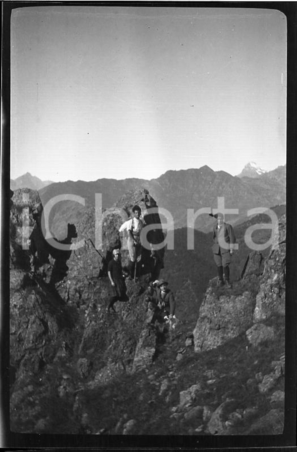 1922 PIEMONTE Valli di Lanzo, escursionisti 2 *NEGATIVO ORIGINALE cm 6x4 Negativo originale in bianco e nero (su pellicola), in formato cm 6 x 4E' severamente vietata la riproduzione. Tutti i diritti sono riservati. ICharta mette in vendita, sul negozio eBay e in esclusiva sul sito "icharta" il proprio archivio composto da numerose diapositive e negativi fotografici d'epoca, tutti originali e autentici, che attraversano la storia del costume italiano tra gli la fine degli anni Sessanta e Novanta.Si tratta di uno sguardo inedito sull'attualità, la politica, la vita quotidiana, il gossip e la cultura, che fotografa il cambiamento della nazione in quest'ultimo scorcio del XX secolo. Un'occasione unica per il mercato del collezionismo, che vede finalmente disponibile un archivio eccezionale per vastità, tematiche e condizioni, in un settore (il negativo fotografico e la diapositiva) di assoluta novità e dalle interessanti prospettive di investimento. CONDIZIONI:FAIR/discretoFORMATO: cm 6 x 4 originale e autentica 1