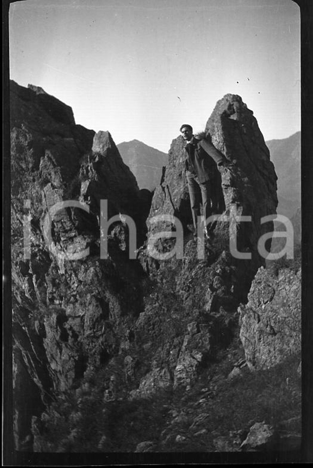 1922 PIEMONTE Valli di Lanzo, scorcio panoramico 4 *NEGATIVO ORIGINALE cm 6x4 Negativo originale in bianco e nero (su pellicola), in formato cm 6 x 4E' severamente vietata la riproduzione. Tutti i diritti sono riservati. ICharta mette in vendita, sul negozio eBay e in esclusiva sul sito "icharta" il proprio archivio composto da numerose diapositive e negativi fotografici d'epoca, tutti originali e autentici, che attraversano la storia del costume italiano tra gli la fine degli anni Sessanta e Novanta.Si tratta di uno sguardo inedito sull'attualità, la politica, la vita quotidiana, il gossip e la cultura, che fotografa il cambiamento della nazione in quest'ultimo scorcio del XX secolo. Un'occasione unica per il mercato del collezionismo, che vede finalmente disponibile un archivio eccezionale per vastità, tematiche e condizioni, in un settore (il negativo fotografico e la diapositiva) di assoluta novità e dalle interessanti prospettive di investimento. CONDIZIONI:FAIR/discretoFORMATO: cm 6 x 4 originale e autentica 1