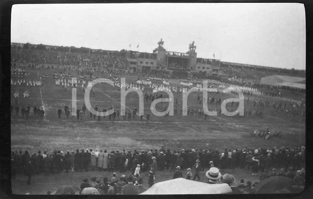 1921 TORINO Manifestazione sportiva allo Stadium *NEGATIVO ORIGINALE cm 6x4 Negativo originale in bianco e nero (su pellicola), in formato cm 6 x 4E' severamente vietata la riproduzione. Tutti i diritti sono riservati. ICharta mette in vendita, sul negozio eBay e in esclusiva sul sito "icharta" il proprio archivio composto da numerose diapositive e negativi fotografici d'epoca, tutti originali e autentici, che attraversano la storia del costume italiano tra gli la fine degli anni Sessanta e Novanta.Si tratta di uno sguardo inedito sull'attualità, la politica, la vita quotidiana, il gossip e la cultura, che fotografa il cambiamento della nazione in quest'ultimo scorcio del XX secolo. Un'occasione unica per il mercato del collezionismo, che vede finalmente disponibile un archivio eccezionale per vastità, tematiche e condizioni, in un settore (il negativo fotografico e la diapositiva) di assoluta novità e dalle interessanti prospettive di investimento. CONDIZIONI:FAIR/discretoFORMATO: cm 6 x 4 originale e autentica 1
