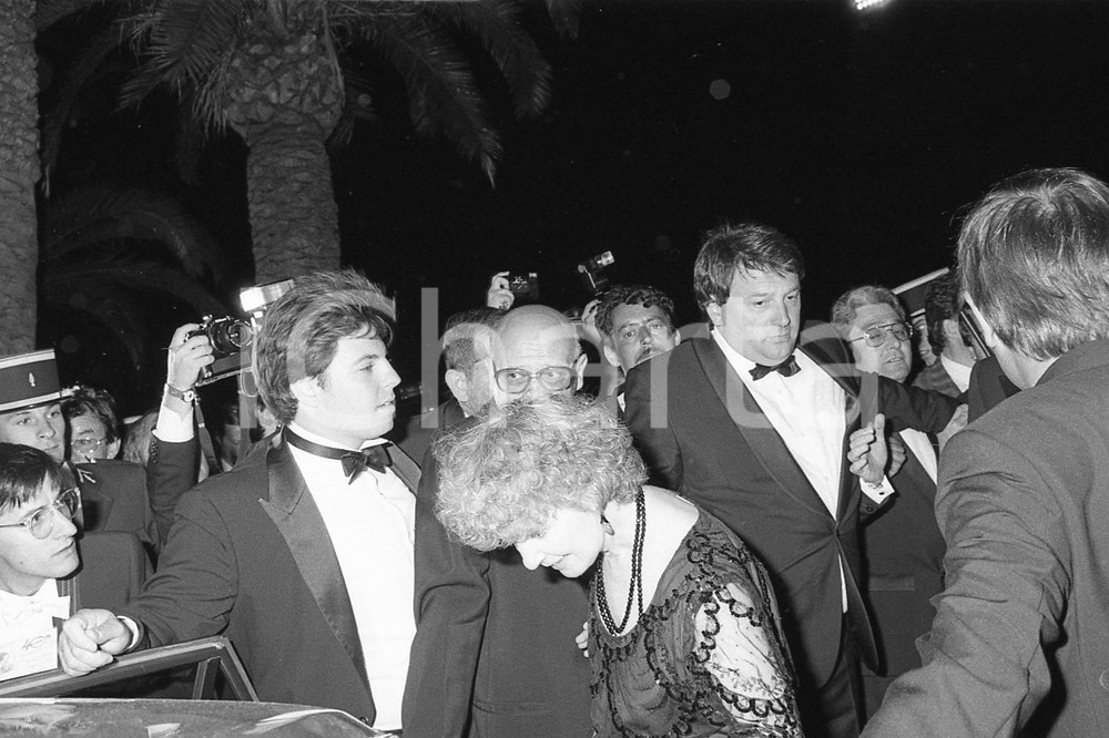 35mm NEGATIVO ORIGINALE * 1987 CANNES Joanne WOODWARD sale in auto dopo la prima Scatto realizzato in occasione della prima del film in concorso The Glass Menagerie (Lo zoo di vetro)Negativo originale in bianco e nero, in formato 35mm  E' SEVERAMENTE VIETATA LA RIPRODUZIONE.TUTTI I DIRITTI SONO RISERVATI.ICharta mette in vendita, sul negozio eBay e in esclusiva sul sito "icharta" il proprio archivio composto da numerose diapositive e negativi fotografici d'epoca, tutti originali e autentici, che attraversano la storia del costume italiano tra gli la fine degli anni Sessanta e Novanta.Si tratta di uno sguardo inedito sull'attualità, la politica, la vita quotidiana, il gossip e la cultura, che fotografa il cambiamento della nazione in quest'ultimo scorcio del XX secolo. Un'occasione unica per il mercato del collezionismo, che vede finalmente disponibile un archivio eccezionale per vastità, tematiche e condizioni, in un settore (il negativo fotografico e la diapositiva) di assoluta novità e dalle interessanti prospettive di investimento.  originale e autentica 1