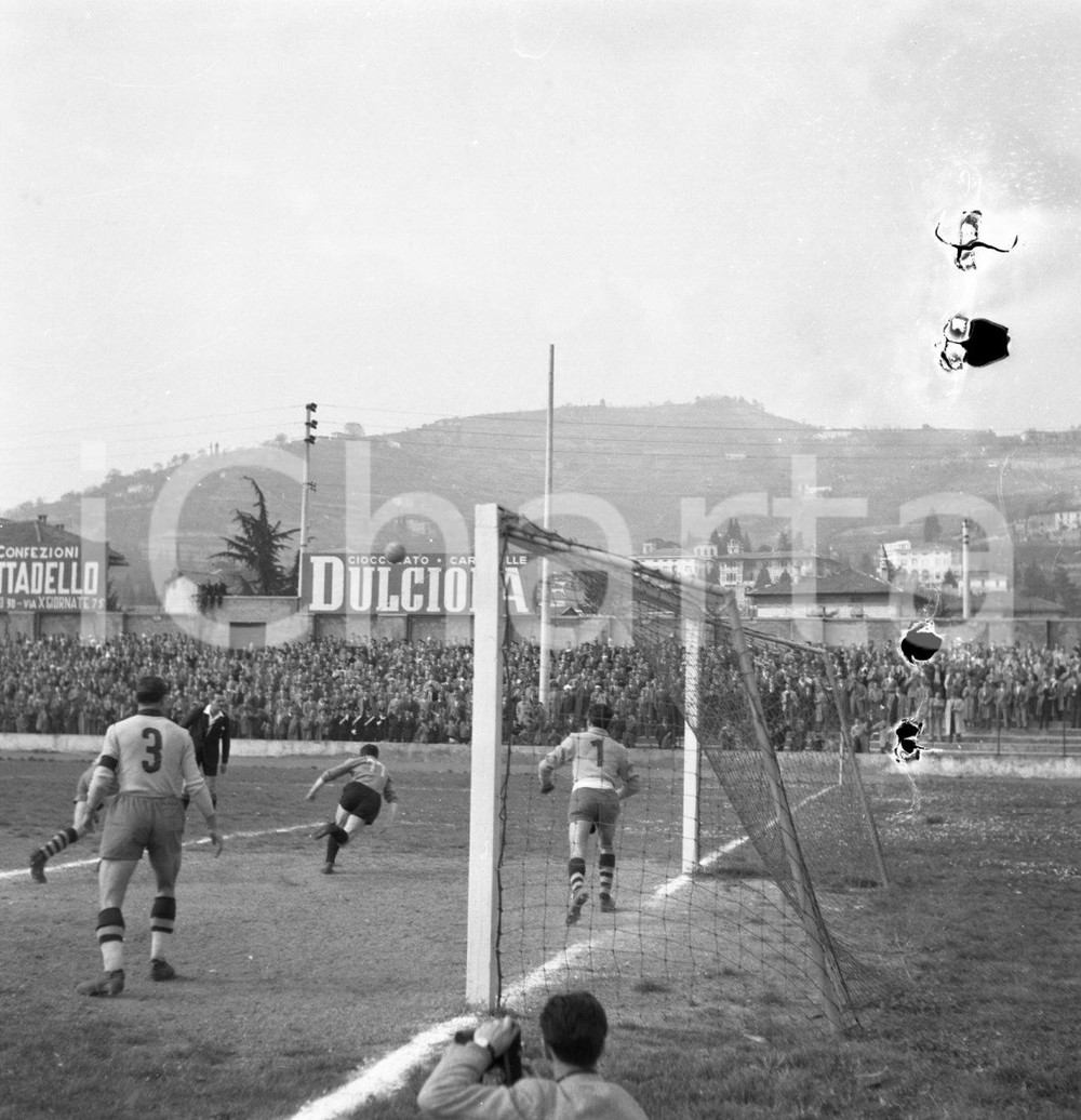 1952 BRESCIA 0 MODENA 0 Azione in area del Modena (1) NEGATIVO ORIGINALE Campionato 1951/52 serie B 29° giornata 13 aprile 1952Negativo originale in bianco e nero su pellicola.  E' SEVERAMENTE VIETATA LA RIPRODUZIONE.TUTTI I DIRITTI SONO RISERVATI.ICharta mette in vendita, sul negozio eBay e in esclusiva sul sito "icharta" il proprio archivio composto da numerose diapositive e negativi fotografici d'epoca, tutti originali e autentici.Si tratta di uno sguardo inedito sull'attualità, la politica, la vita quotidiana, il gossip e la cultura, che fotografa il cambiamento della nazione (e non solo) tra il 1890 ed il 1990 circa. Un'occasione unica per il mercato del collezionismo, che vede finalmente disponibile un archivio eccezionale per vastità, tematiche e condizioni, in un settore (il negativo fotografico e la diapositiva) di assoluta novità e dalle interessanti prospettive di investimento. CONDIZIONI:VERY POOR/gravemente danneggiato Fori sul negativoFORMATO: cm 6 x 6 originale e autentica 1