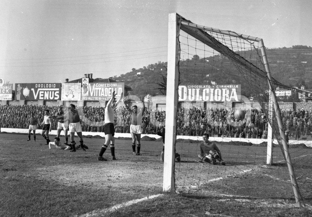 1952 Calcio Serie B BRESCIA 4 SIRACUSA 1 Goal NEGATIVO ORIGINALE Campionato 1952/53 serie B Negativo originale in bianco e nero su pellicola.  E' SEVERAMENTE VIETATA LA RIPRODUZIONE.TUTTI I DIRITTI SONO RISERVATI.ICharta mette in vendita, sul negozio eBay e in esclusiva sul sito "icharta" il proprio archivio composto da numerose diapositive e negativi fotografici d'epoca, tutti originali e autentici.Si tratta di uno sguardo inedito sull'attualità, la politica, la vita quotidiana, il gossip e la cultura, che fotografa il cambiamento della nazione (e non solo) tra il 1890 ed il 1990 circa. Un'occasione unica per il mercato del collezionismo, che vede finalmente disponibile un archivio eccezionale per vastità, tematiche e condizioni, in un settore (il negativo fotografico e la diapositiva) di assoluta novità e dalle interessanti prospettive di investimento. CONDIZIONI:FAIR/discretoFORMATO: cm 6 x 4,5 originale e autentica 1