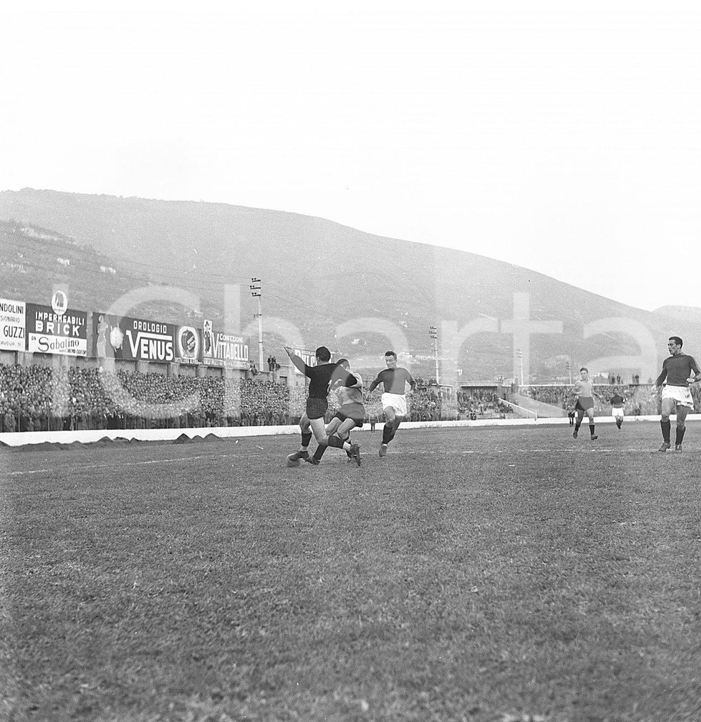 BRESCIA CALCIO 1 CATANIA 0 Campionato 1952/53 serie B NEGATIVO ORIGINALE 9 Negativo originale in bianco e nero su pellicola.  E' SEVERAMENTE VIETATA LA RIPRODUZIONE.TUTTI I DIRITTI SONO RISERVATI.ICharta mette in vendita, sul negozio eBay e in esclusiva sul sito "icharta" il proprio archivio composto da numerose diapositive e negativi fotografici d'epoca, tutti originali e autentici.Si tratta di uno sguardo inedito sull'attualità, la politica, la vita quotidiana, il gossip e la cultura, che fotografa il cambiamento della nazione (e non solo) tra il 1890 ed il 1990 circa. Un'occasione unica per il mercato del collezionismo, che vede finalmente disponibile un archivio eccezionale per vastità, tematiche e condizioni, in un settore (il negativo fotografico e la diapositiva) di assoluta novità e dalle interessanti prospettive di investimento. CONDIZIONI:FAIR/discretoFORMATO: cm 6 x 6 originale e autentica 1