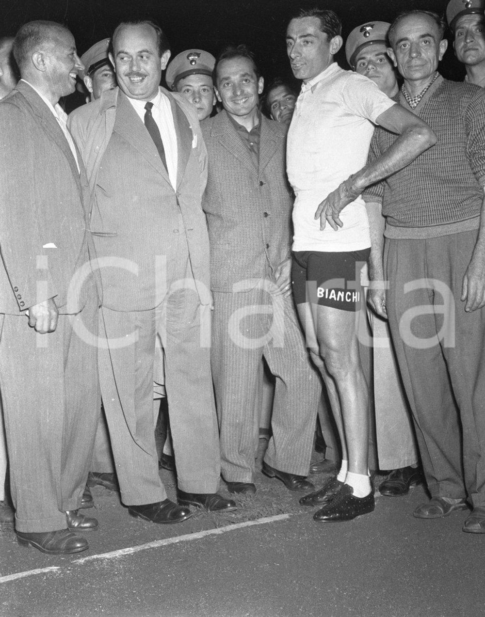 CICLISMO 1952 al Rigamonti Brescia Fausto COPPI Bruno BONI *NEGATIVO ORIGINALE Negativo originale in bianco e nero su pellicola.  E' SEVERAMENTE VIETATA LA RIPRODUZIONE.TUTTI I DIRITTI SONO RISERVATI.ICharta mette in vendita, sul negozio eBay e in esclusiva sul sito "icharta" il proprio archivio composto da numerose diapositive e negativi fotografici d'epoca, tutti originali e autentici.Si tratta di uno sguardo inedito sull'attualità, la politica, la vita quotidiana, il gossip e la cultura, che fotografa il cambiamento della nazione (e non solo) tra il 1890 ed il 1990 circa. Un'occasione unica per il mercato del collezionismo, che vede finalmente disponibile un archivio eccezionale per vastità, tematiche e condizioni, in un settore (il negativo fotografico e la diapositiva) di assoluta novità e dalle interessanti prospettive di investimento. CONDIZIONI:FAIR/discretoFORMATO: cm 4,5 x  6 originale e autentica 1