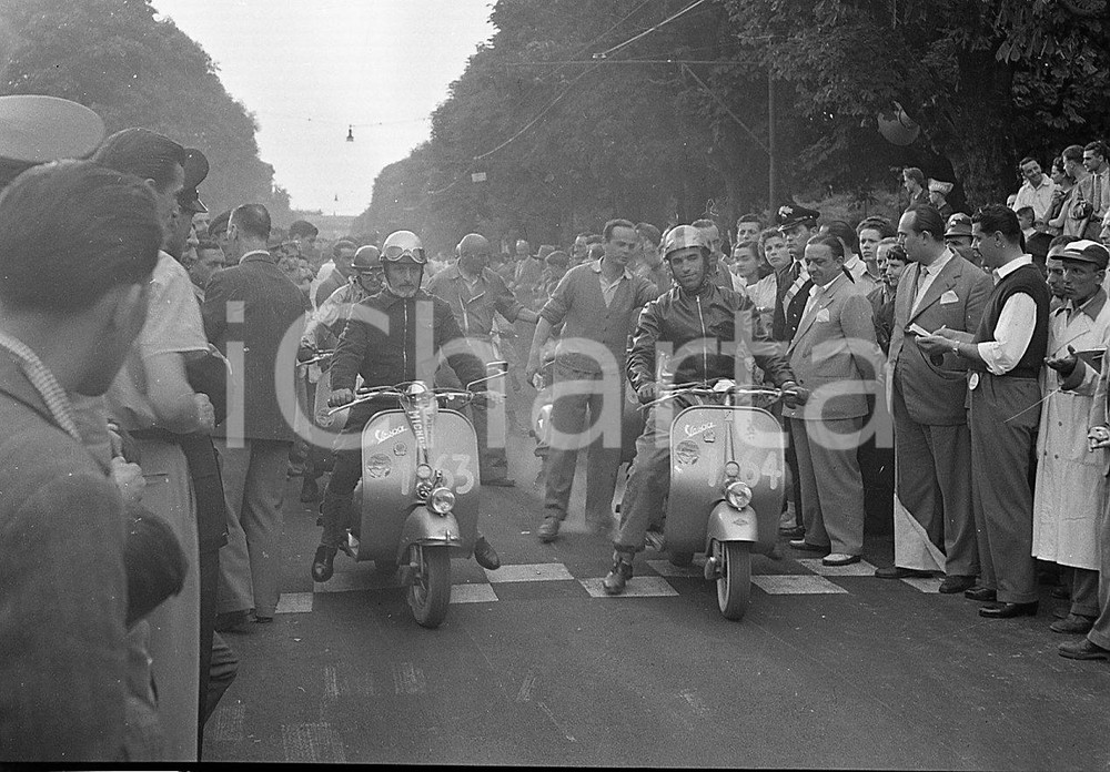 1951 BRESCIA Audax Vespistico di 1000 Km Vespe in partenza NEGATIVO ORIGINALE 35 Riconoscibile, sulla destra, il sindaco Bruno Boni.Negativo originale in bianco e nero su pellicola.  E' SEVERAMENTE VIETATA LA RIPRODUZIONE.TUTTI I DIRITTI SONO RISERVATI.ICharta mette in vendita, sul negozio eBay e in esclusiva sul sito "icharta" il proprio archivio composto da numerose diapositive e negativi fotografici d'epoca, tutti originali e autentici.Si tratta di uno sguardo inedito sull'attualità, la politica, la vita quotidiana, il gossip e la cultura, che fotografa il cambiamento della nazione (e non solo) tra il 1890 ed il 1990 circa. Un'occasione unica per il mercato del collezionismo, che vede finalmente disponibile un archivio eccezionale per vastità, tematiche e condizioni, in un settore (il negativo fotografico e la diapositiva) di assoluta novità e dalle interessanti prospettive di investimento. CONDIZIONI:FAIR/discretoFORMATO: cm 6 x 4,5 originale e autentica 1