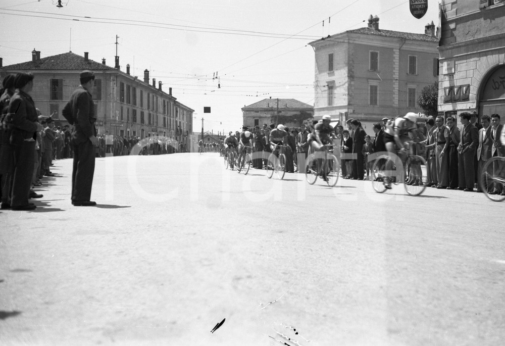 1948 SPORT CLUB BRESCIA Corsa ciclistica "La Gardesana" NEGATIVO ORIGINALE 5 Negativo originale in bianco e nero su pellicola.  E' SEVERAMENTE VIETATA LA RIPRODUZIONE.TUTTI I DIRITTI SONO RISERVATI.ICharta mette in vendita, sul negozio eBay e in esclusiva sul sito "icharta" il proprio archivio composto da numerose diapositive e negativi fotografici d'epoca, tutti originali e autentici.Si tratta di uno sguardo inedito sull'attualità, la politica, la vita quotidiana, il gossip e la cultura, che fotografa il cambiamento della nazione (e non solo) tra il 1890 ed il 1990 circa. Un'occasione unica per il mercato del collezionismo, che vede finalmente disponibile un archivio eccezionale per vastità, tematiche e condizioni, in un settore (il negativo fotografico e la diapositiva) di assoluta novità e dalle interessanti prospettive di investimento. CONDIZIONI:FAIR/discretoFORMATO: cm 9 x 6 originale e autentica 1