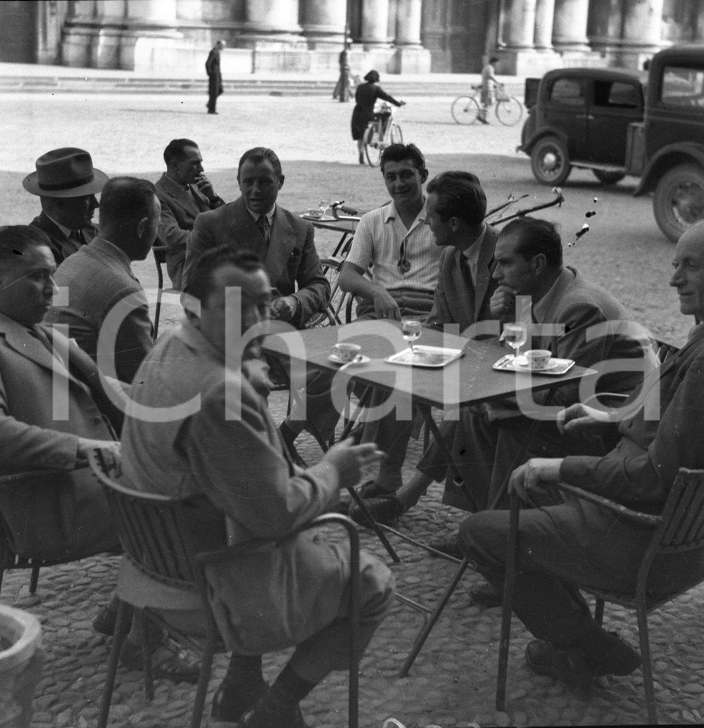 1948 CICLISMO BRESCIA Al Bar in attesa passaggio della Brescia-Mantova NEGATIVO Negativo originale in bianco e nero su pellicola.  E' SEVERAMENTE VIETATA LA RIPRODUZIONE.TUTTI I DIRITTI SONO RISERVATI.ICharta mette in vendita, sul negozio eBay e in esclusiva sul sito "icharta" il proprio archivio composto da numerose diapositive e negativi fotografici d'epoca, tutti originali e autentici.Si tratta di uno sguardo inedito sull'attualità, la politica, la vita quotidiana, il gossip e la cultura, che fotografa il cambiamento della nazione (e non solo) tra il 1890 ed il 1990 circa. Un'occasione unica per il mercato del collezionismo, che vede finalmente disponibile un archivio eccezionale per vastità, tematiche e condizioni, in un settore (il negativo fotografico e la diapositiva) di assoluta novità e dalle interessanti prospettive di investimento. CONDIZIONI:FAIR/discretoFORMATO: cm 6 x 6 originale e autentica 1