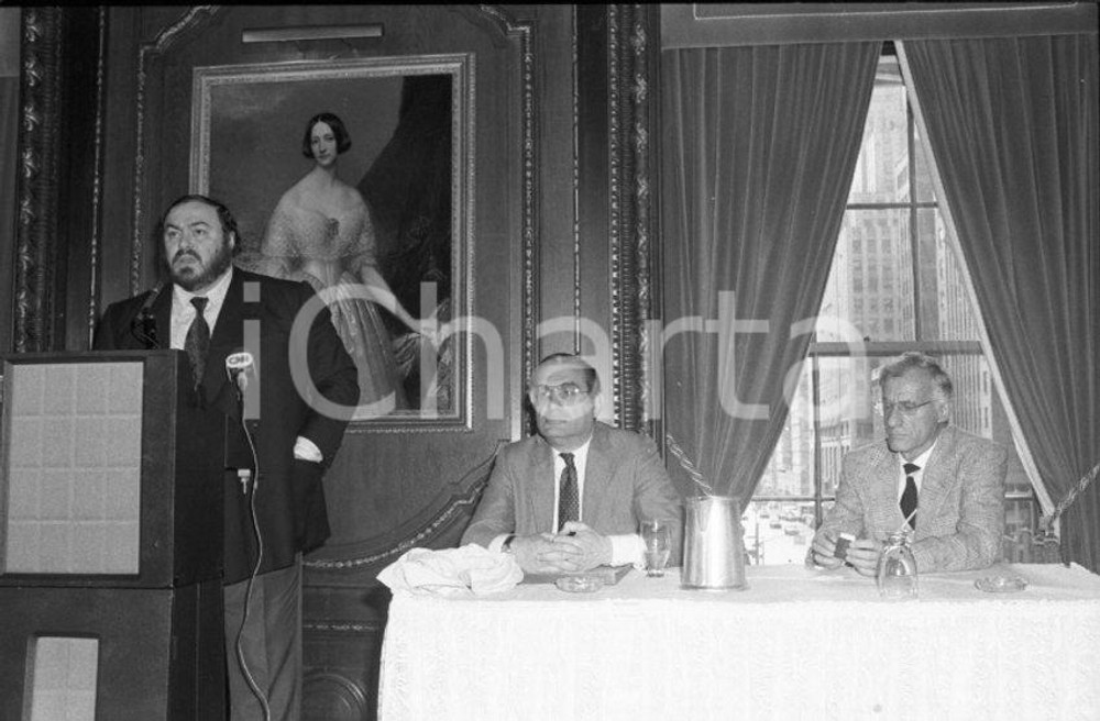 1977 Luciano PAVAROTTI  receives award in CHICAGO *NEGATIVO ORIGINALE Diapositiva originale in bianco e nero, in formato 35 mm.Per i diritti rivolgersi a ICharta.ICharta mette in vendita, sul negozio eBay e in esclusiva sul sito "icharta" il proprio archivio composto da numerose diapositive e negativi fotografici d'epoca, tutti originali e autentici.Si tratta di uno sguardo inedito sull'attualità, la politica, la vita quotidiana, il gossip e la cultura, che fotografa il cambiamento della nazione (e non solo) tra il 1890 ed il 1990 circa. Un'occasione unica per il mercato del collezionismo, che vede finalmente disponibile un archivio eccezionale per vastità, tematiche e condizioni, in un settore (il negativo fotografico e la diapositiva) di assoluta novità e dalle interessanti prospettive di investimento. CONDIZIONI:FAIR/discretoFORMATO: 35mm originale e autentica 1