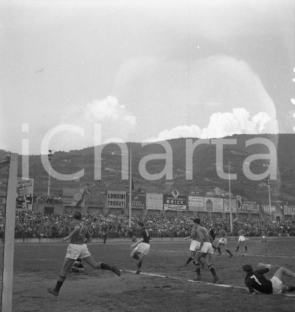 BRESCIA CALCIO Campionato 1951/52 serie B  NEGATIVO ORIGINALE (7) Negativo originale in bianco e nero su pellicola.  E' SEVERAMENTE VIETATA LA RIPRODUZIONE.TUTTI I DIRITTI SONO RISERVATI.ICharta mette in vendita, sul negozio eBay e in esclusiva sul sito "icharta" il proprio archivio composto da numerose diapositive e negativi fotografici d'epoca, tutti originali e autentici.Si tratta di uno sguardo inedito sull'attualità, la politica, la vita quotidiana, il gossip e la cultura, che fotografa il cambiamento della nazione (e non solo) tra il 1890 ed il 1990 circa. Un'occasione unica per il mercato del collezionismo, che vede finalmente disponibile un archivio eccezionale per vastità, tematiche e condizioni, in un settore (il negativo fotografico e la diapositiva) di assoluta novità e dalle interessanti prospettive di investimento. CONDIZIONI:POOR/danneggiato Alone di umiditàFORMATO: cm 6 x 6 originale e autentica 1