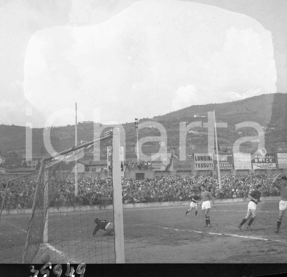 BRESCIA CALCIO Campionato 1951/52 serie B  NEGATIVO ORIGINALE (6) Negativo originale in bianco e nero su pellicola.  E' SEVERAMENTE VIETATA LA RIPRODUZIONE.TUTTI I DIRITTI SONO RISERVATI.ICharta mette in vendita, sul negozio eBay e in esclusiva sul sito "icharta" il proprio archivio composto da numerose diapositive e negativi fotografici d'epoca, tutti originali e autentici.Si tratta di uno sguardo inedito sull'attualità, la politica, la vita quotidiana, il gossip e la cultura, che fotografa il cambiamento della nazione (e non solo) tra il 1890 ed il 1990 circa. Un'occasione unica per il mercato del collezionismo, che vede finalmente disponibile un archivio eccezionale per vastità, tematiche e condizioni, in un settore (il negativo fotografico e la diapositiva) di assoluta novità e dalle interessanti prospettive di investimento. CONDIZIONI:POOR/danneggiato Alone di umiditàFORMATO: cm 6 x 6 originale e autentica 1