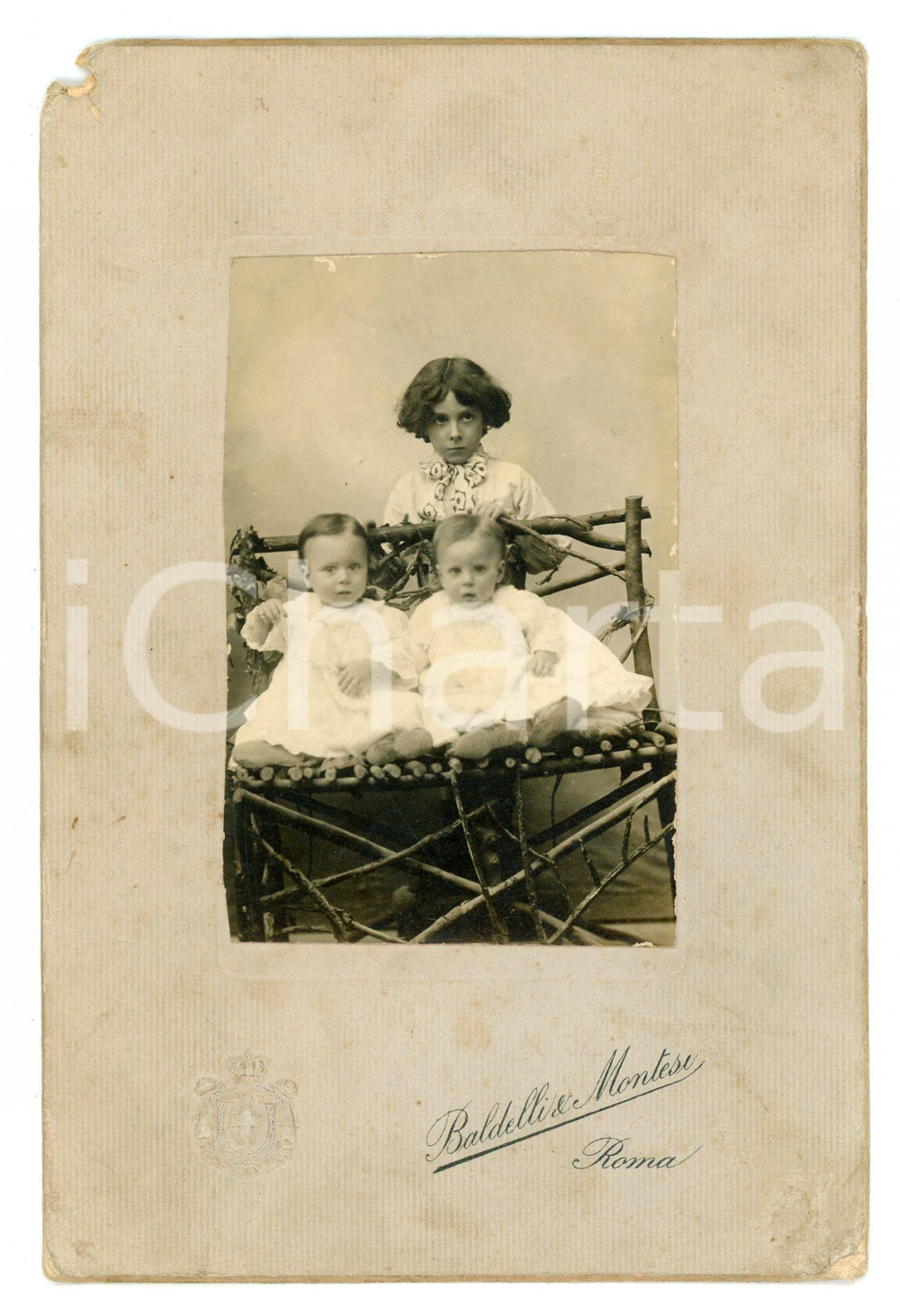 1900 ca ROMA Gemelli con sorellina - Foto BALDELLI E MONTESI Fotografia d'epoca.FOTOGRAFO: Stabilimenti fotografici Baldelli & Montesi già Della Valle - Roma CONDIZIONI:VERY POOR/gravemente danneggiato Bruniture diffuse, gualciture agli angoli, mancanza all'angolo superiore sinistro, lieve distacco dello strato superiore della cartaFORMATO: 11x17  cm originale e autentica 1