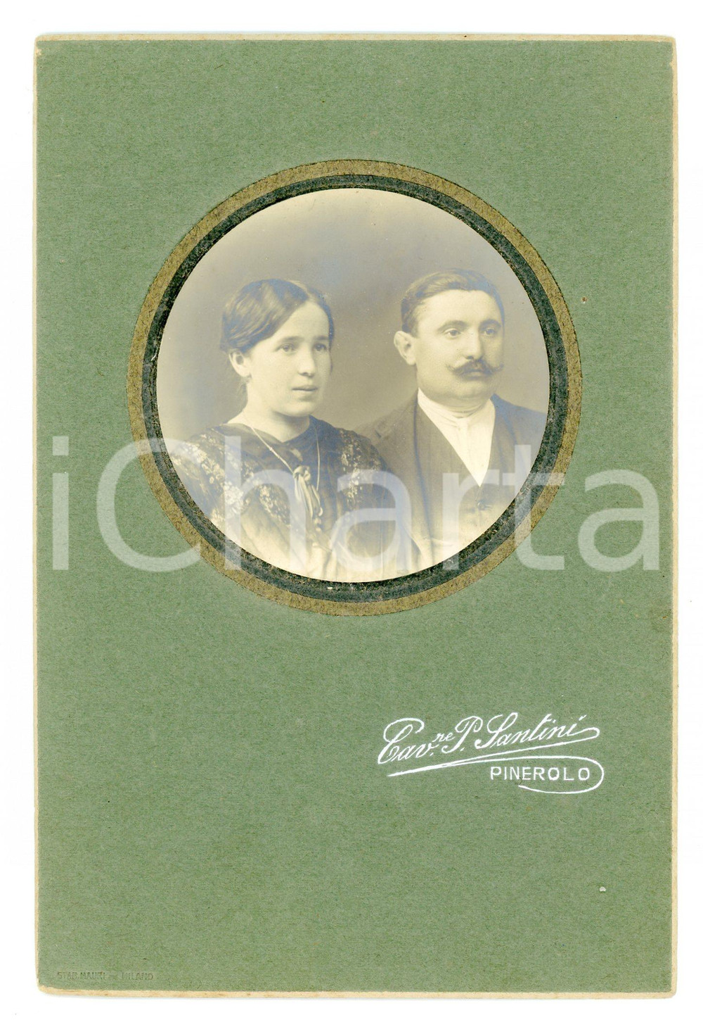 1890 ca PINEROLO Marito e moglie - Foto Cavaliere P. SANTINI Fotografia d'epoca.FOTOGRAFO: Cavaliere P. Santini - Pinerolo CONDIZIONI:FAIR/discreto Lievi smussature agli angoliFORMATO: 11x16  cm originale e autentica 1