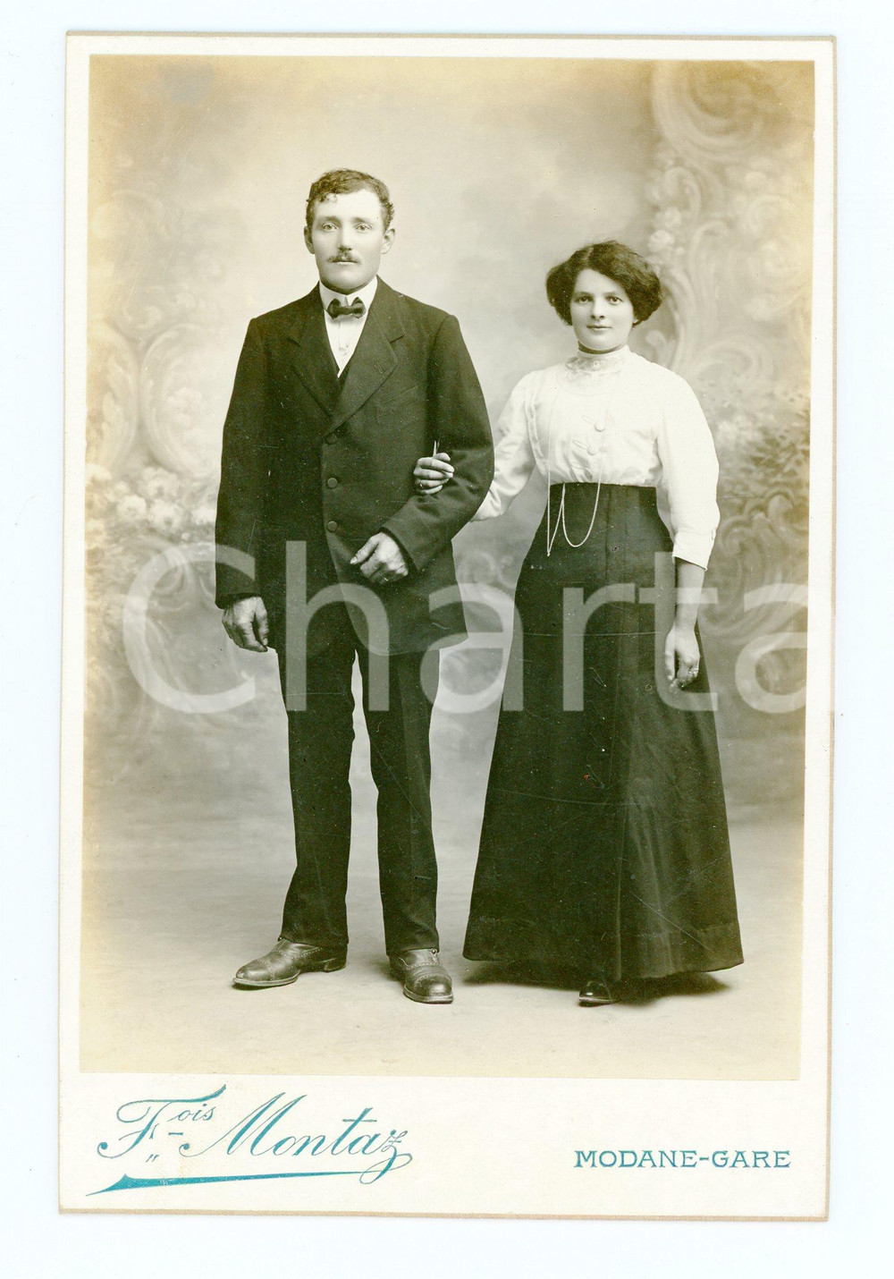 1900 ca MODANE - GARE (FRANCE) Coppia di giovani sposi - Photo François MONTAZ Fotografia d'epoca montata su cartoncino.FOTOGRAFO: Photographie Francois Montaz - Modane CONDIZIONI:GOOD/buonoFORMATO: 10x16  cm originale e autentica 1