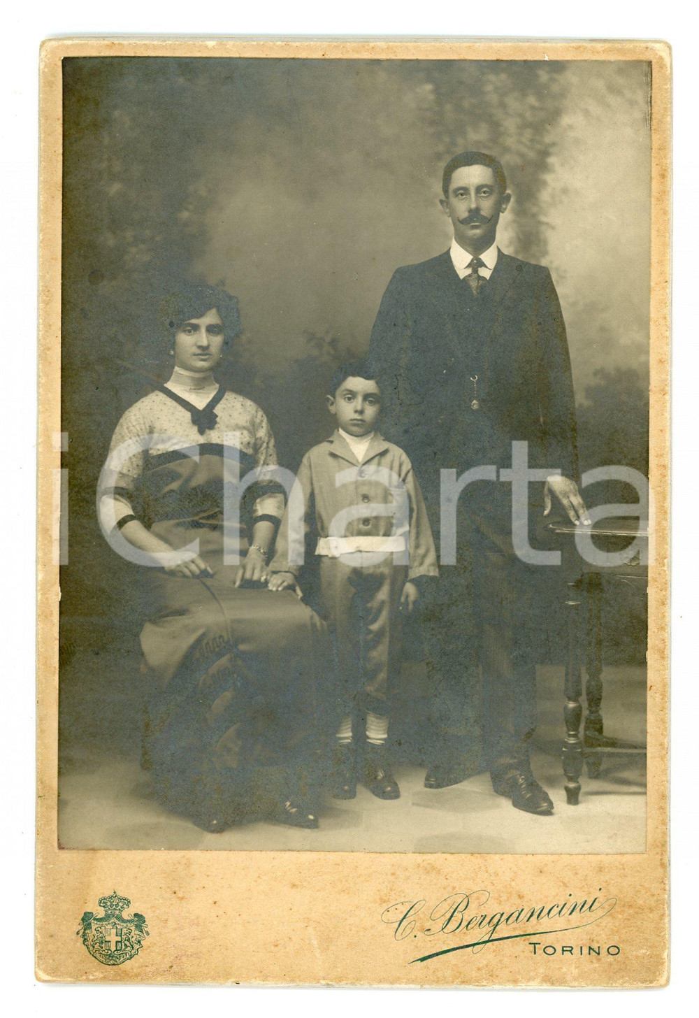 1900 ca TORINO Foto di famiglia - Studio fotografico Carlo BERGANCINI Fotografia d'epoca montata su cartoncino.FOTOGRAFO: Studio fotografico Carlo Bergancini - Torino CONDIZIONI:FAIR/discreto Bruniture diffuse, lievi abrasioni al margine superiore, macchia estesa al versoFORMATO: 11x16  cm originale e autentica 1