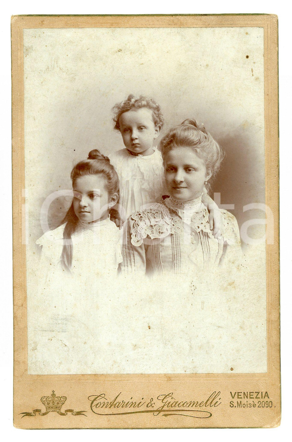 1900 ca VENEZIA Madre con due figlie - Foto CONTARINI E GIACOMELLI Fotografia d'epoca montata su cartoncino.Al recto francobolli datati 1943. FOTOGRAFO: Contarini e Giacomelli - Venezia CONDIZIONI:FAIR/discreto Bruniture diffuseFORMATO: 10x16  cm originale e autentica 1
