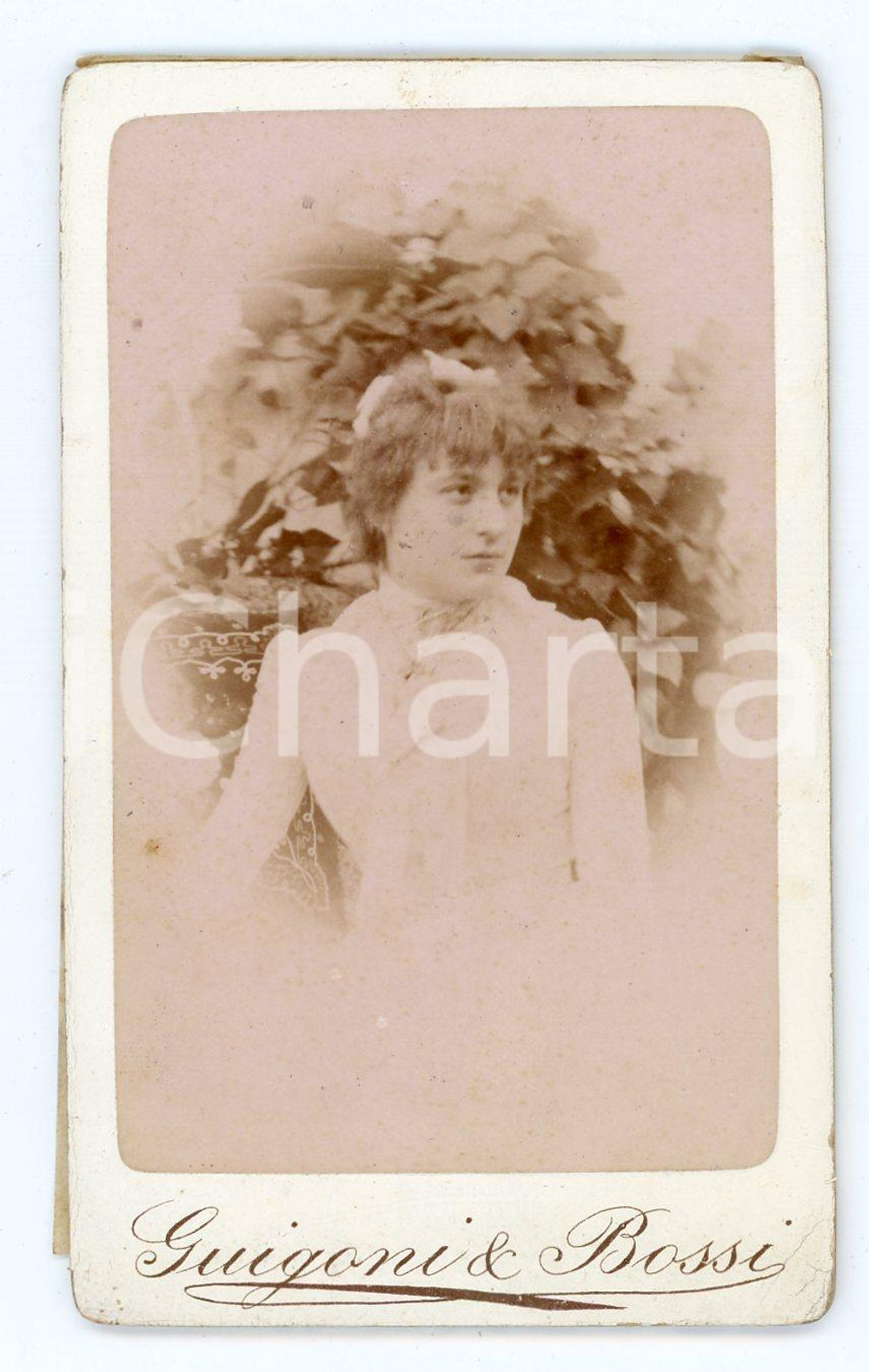 1900 ca MILANO Ritratto di giovane donna CDV Foto GUIGONI E BOSSI Fotografia d'epoca montata su cartoncino.Con velina di protezione. FOTOGRAFO: Fotografia Calzolzari - Successori Guigoni e Bossi - Milano  CONDIZIONI:FAIR/discreto Bruniture alla velina, lieve piegatura all'angolo inferiore destroFORMATO: 6x10 cm originale e autentica 1