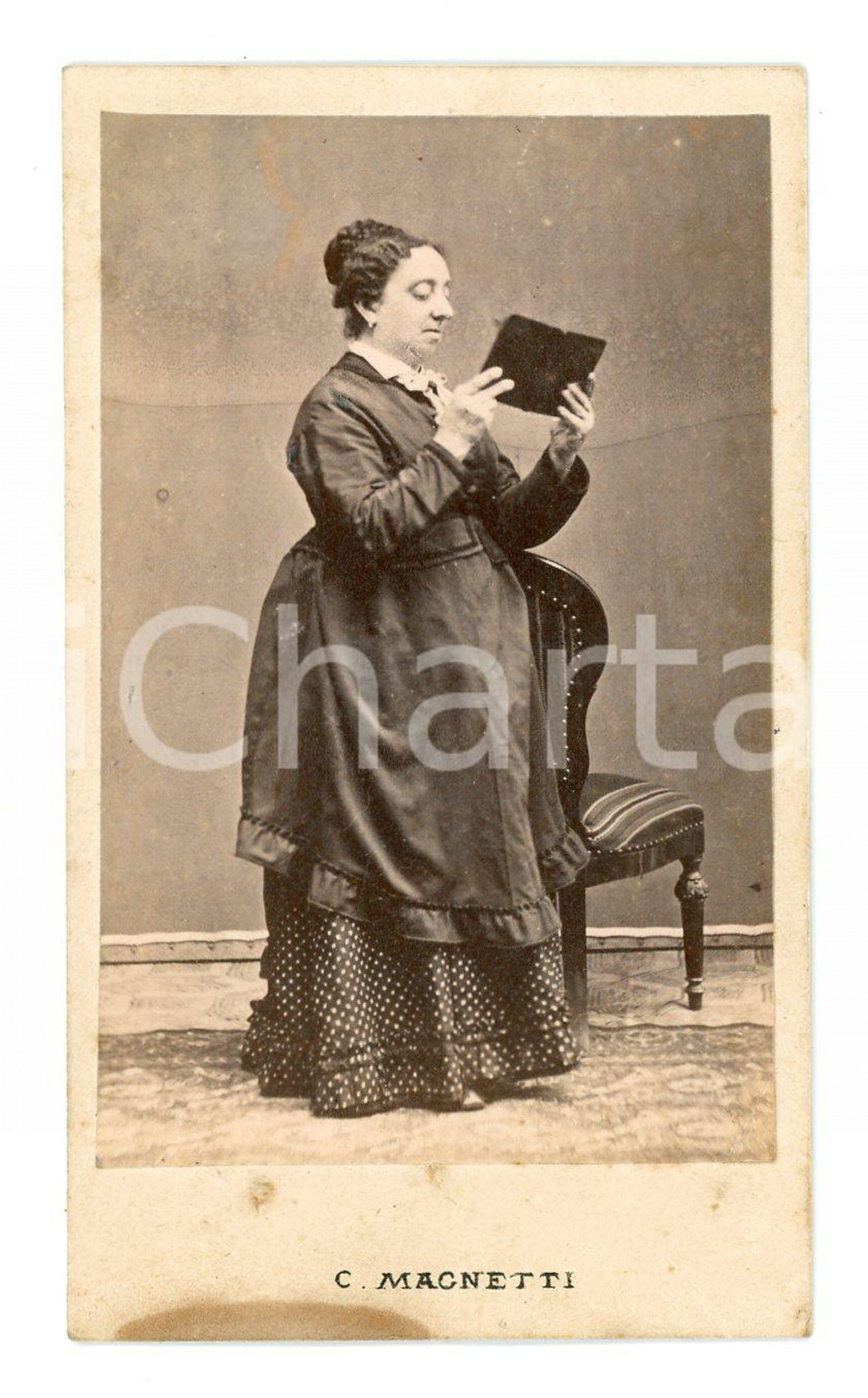 1900 ca MILANO Donna che legge - Ritratto CDV Foto G. MAGNETTI Fotografia d'epoca montata su cartoncino.FOTOGRAFO:  C. Magnetti - Milano CONDIZIONI:POOR/danneggiato Macchia al margine inferiore, brunitureFORMATO: 6x10 cm originale e autentica 1