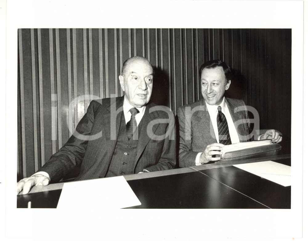 1985 ca CONFINDUSTRIA Bruno VISENTINI e Mario USELLINI durante conferenza Fotografia di agenzia. CONDIZIONI: GFORMATO: 25x20 cm  originale e autentica 1