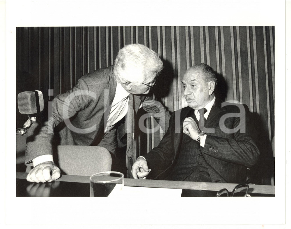 1985 ca CONFINDUSTRIA Bruno VISENTINI discute con Victor UCKMAR Foto 25x20 cm Fotografia di agenzia. CONDIZIONI: GFORMATO: 25x20 cm  originale e autentica 1