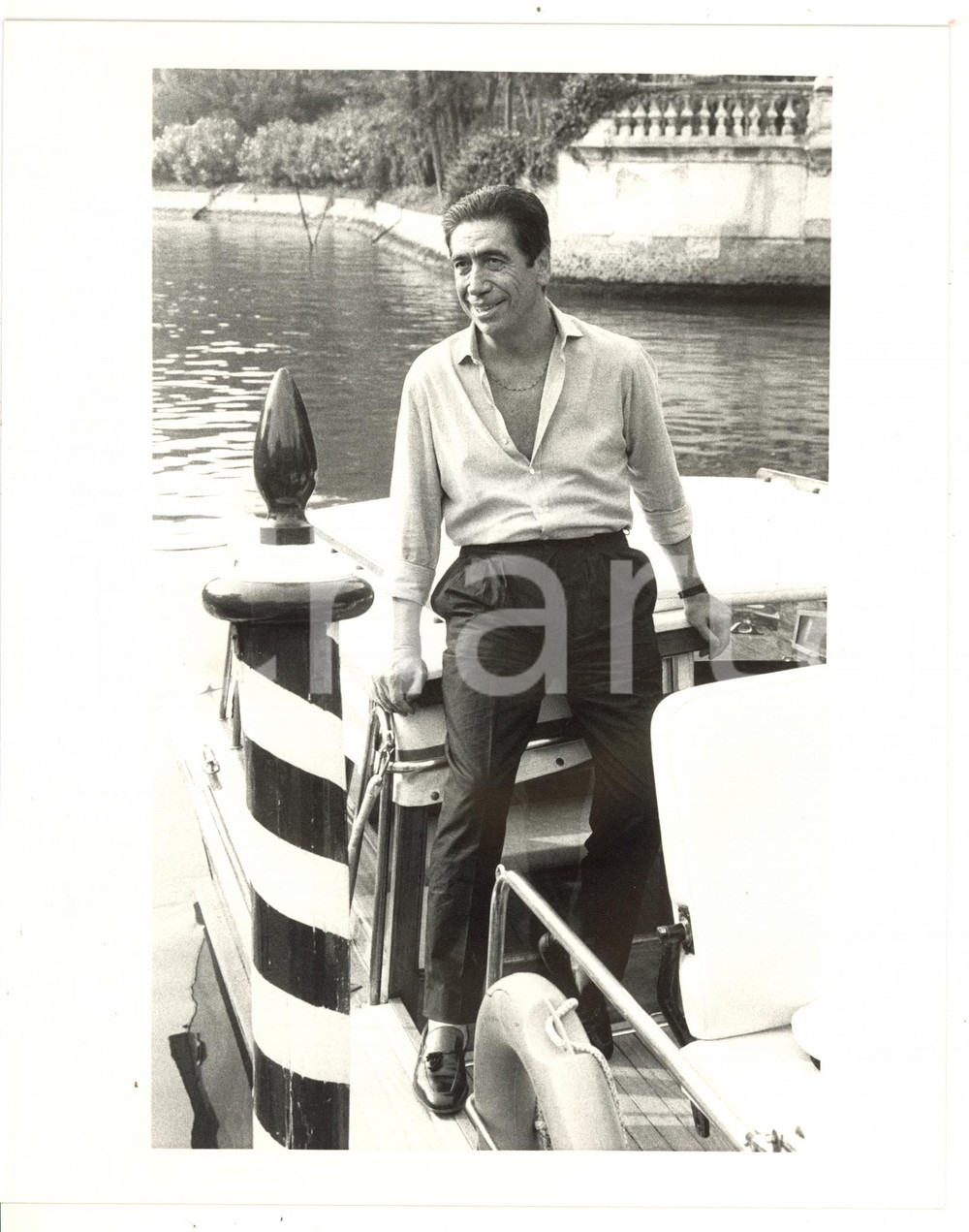 1990 ca VENEZIA Pier Luigi TORRI sul molo *Foto 20x25 cm Fotografia di agenzia. CONDIZIONI: GFORMATO: 20x25 cm  originale e autentica 1