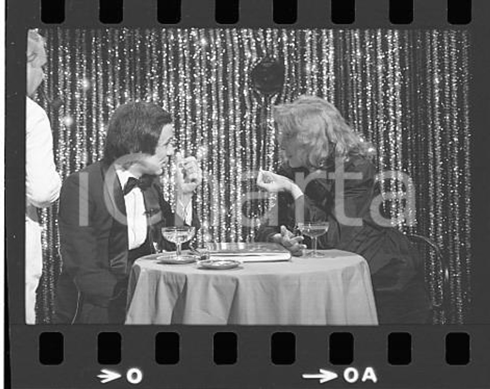 35mm NEGATIVO ORIGINALE * 1984 TV IL CAPPELLO SULLE VENTITRÈ Marina MALFATTI (2) Nella fotografia &egrave; intervistata dal conduttore Paolo MOSCA.Negativo originale in bianco e nero (su pellicola), in formato 35mm CONDIZIONI:  GOODE' severamente vietata la riproduzione. Tutti i diritti sono riservati. ICharta mette in vendita, sul negozio eBay e in esclusiva sul sito "icharta" il proprio archivio composto da numerose diapositive e negativi fotografici d'epoca, tutti originali e autentici, che attraversano la storia del costume italiano tra gli la fine degli anni Sessanta e Novanta.Si tratta di uno sguardo inedito sull'attualit&agrave;, la politica, la vita quotidiana, il gossip e la cultura, che fotografa il cambiamento della nazione in quest'ultimo scorcio del XX secolo. Un'occasione unica per il mercato del collezionismo, che vede finalmente disponibile un archivio eccezionale per vastit&agrave;, tematiche e condizioni, in un settore (il negativo fotografico e la diapositiva) di assoluta novit&agrave; e dalle interessanti prospettive di investimento.  originale e autentica 1
