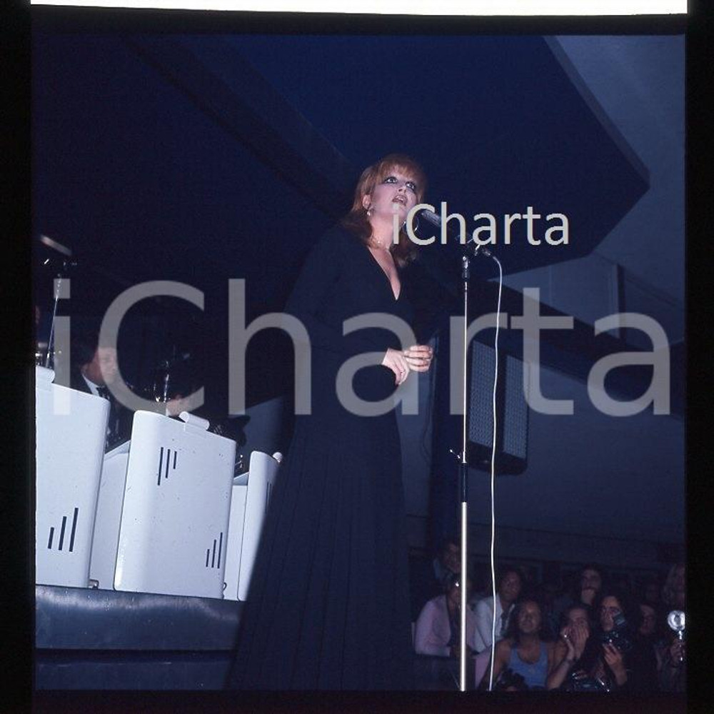 6X6cm NEGATIVO ORIGINALE * 1975 circa MINA in concerto autentico VINTAGE**   Negativo originale a colori, in formato cm 6 x 6 CONDIZIONI: GOOD E' SEVERAMENTE VIETATA LA RIPRODUZIONE.TUTTI I DIRITTI SONO RISERVATI.ICharta mette in vendita, sul negozio eBay e in esclusiva sul sito "icharta" il proprio archivio composto da numerose diapositive e negativi fotografici d'epoca, tutti originali e autentici, che attraversano la storia del costume italiano tra gli la fine degli anni Sessanta e Novanta.Si tratta di uno sguardo inedito sull'attualit&agrave;, la politica, la vita quotidiana, il gossip e la cultura, che fotografa il cambiamento della nazione in quest'ultimo scorcio del XX secolo. Un'occasione unica per il mercato del collezionismo, che vede finalmente disponibile un archivio eccezionale per vastit&agrave;, tematiche e condizioni, in un settore (il negativo fotografico e la diapositiva) di assoluta novit&agrave; e dalle interessanti prospettive di investimento.  originale e autentica 1