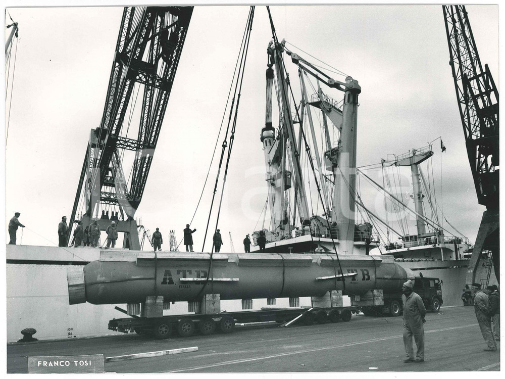 Fotografia d epoca originale 1975 ca Ditta Franco TOSI LEGNANO ATB Italia  Imbarco reattore raffineria 5 1